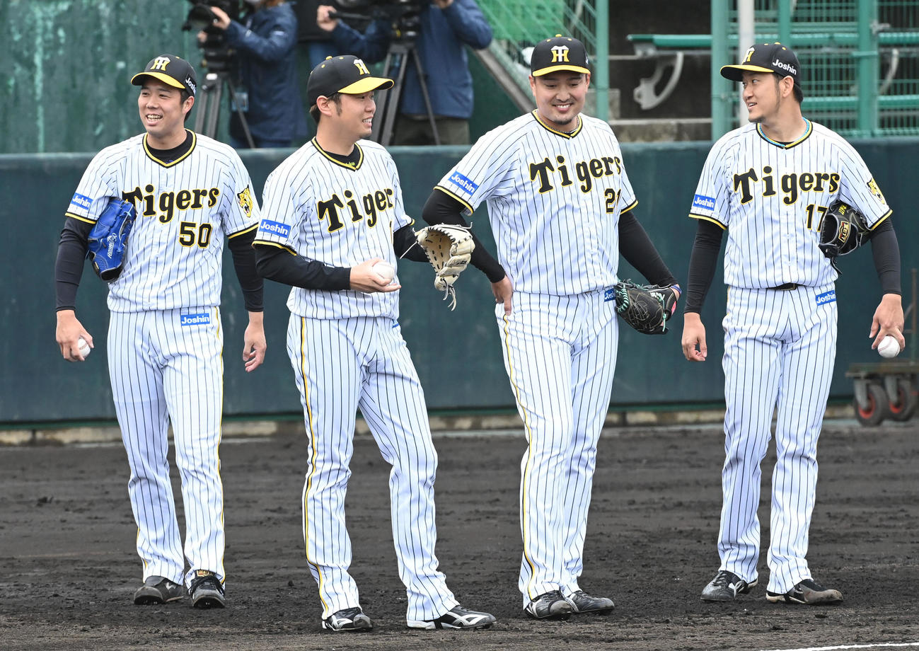 投内連係で笑顔を見せる（左から）青柳、西勇、秋山、岩貞（撮影・前岡正明）
