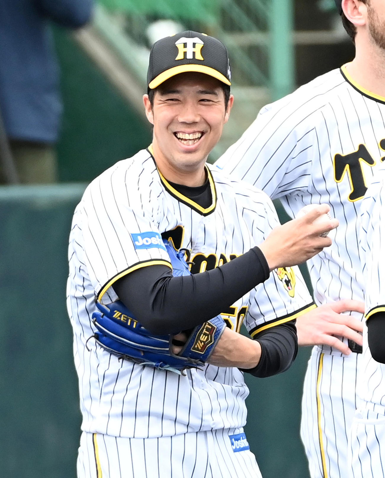 投内連係で笑顔を見せる青柳（撮影・前岡正明）