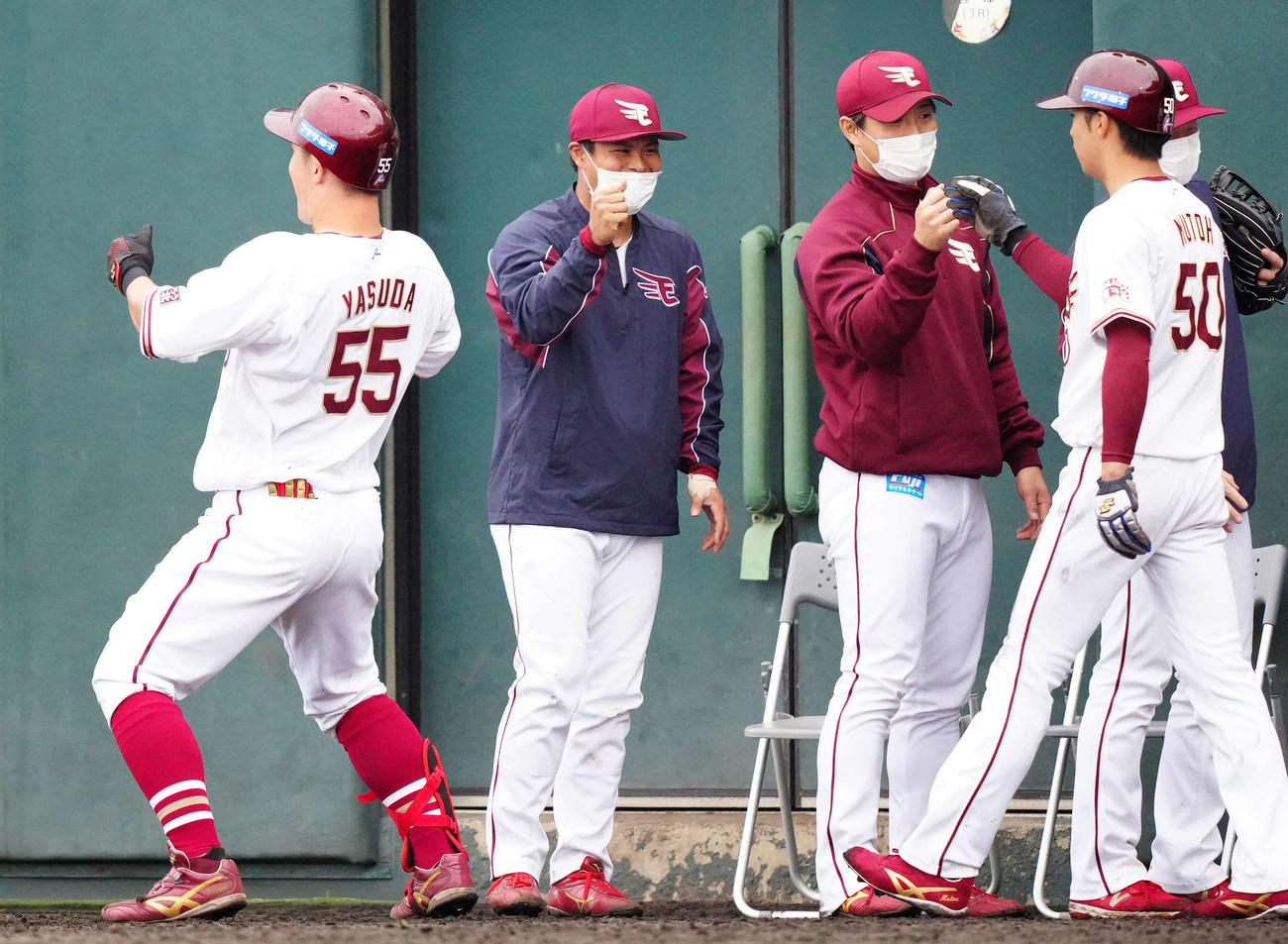 楽天対ヤクルト　7回裏楽天2死二塁、2点本塁打を放ちポーズを決める安田（左端）（撮影・江口和貴）