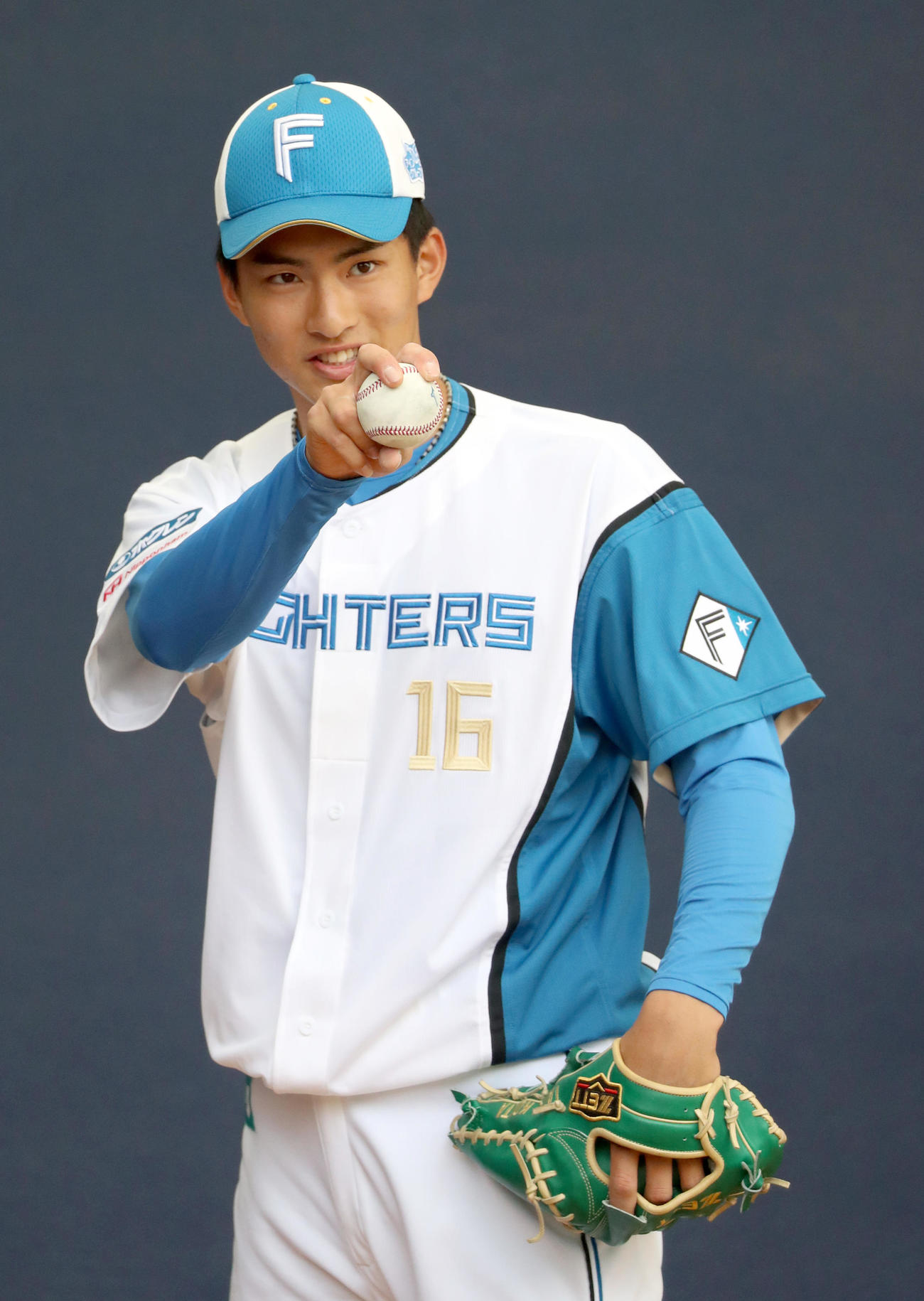 ブルペンで日本ハム石川亮に球種を伝える達（撮影・佐藤翔太）