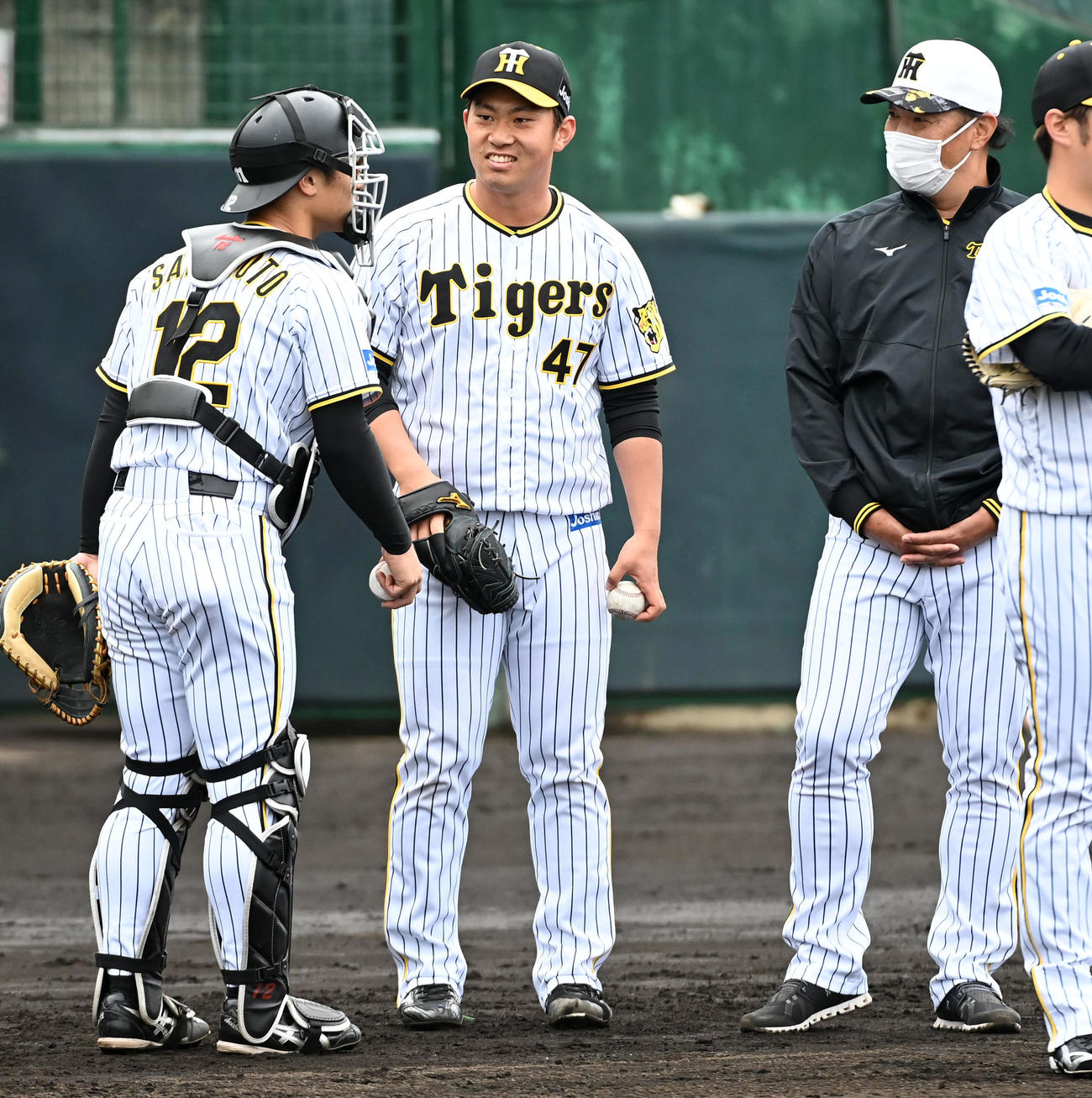 投内連係で坂本（左）、福原投手コーチ（右）と笑顔で話す桐敷（撮影・前岡正明）