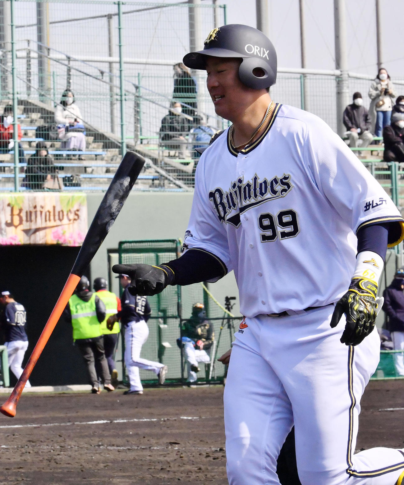 5回裏白組2死一、二塁、右翼線に適時二塁打を放ったオリックス杉本は笑顔でベンチに戻る（撮影・和賀正仁）