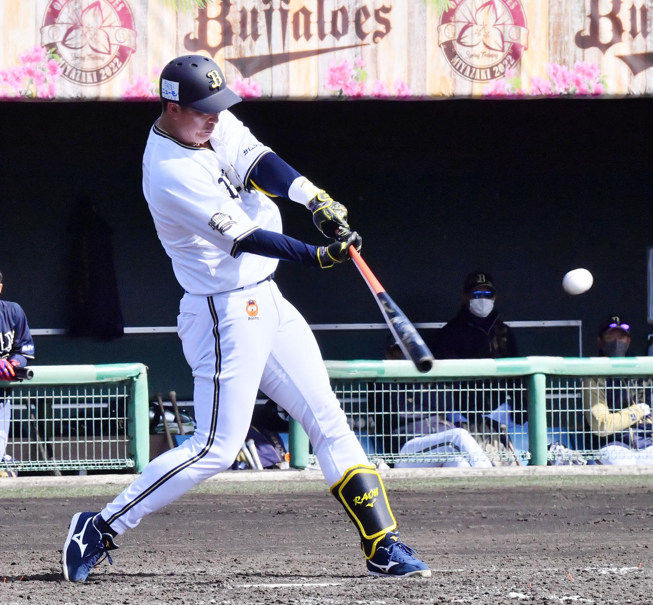 紅白戦　5回裏白組2死一、二塁、右翼線に適時二塁打を放つオリックス杉本（撮影・和賀正仁）