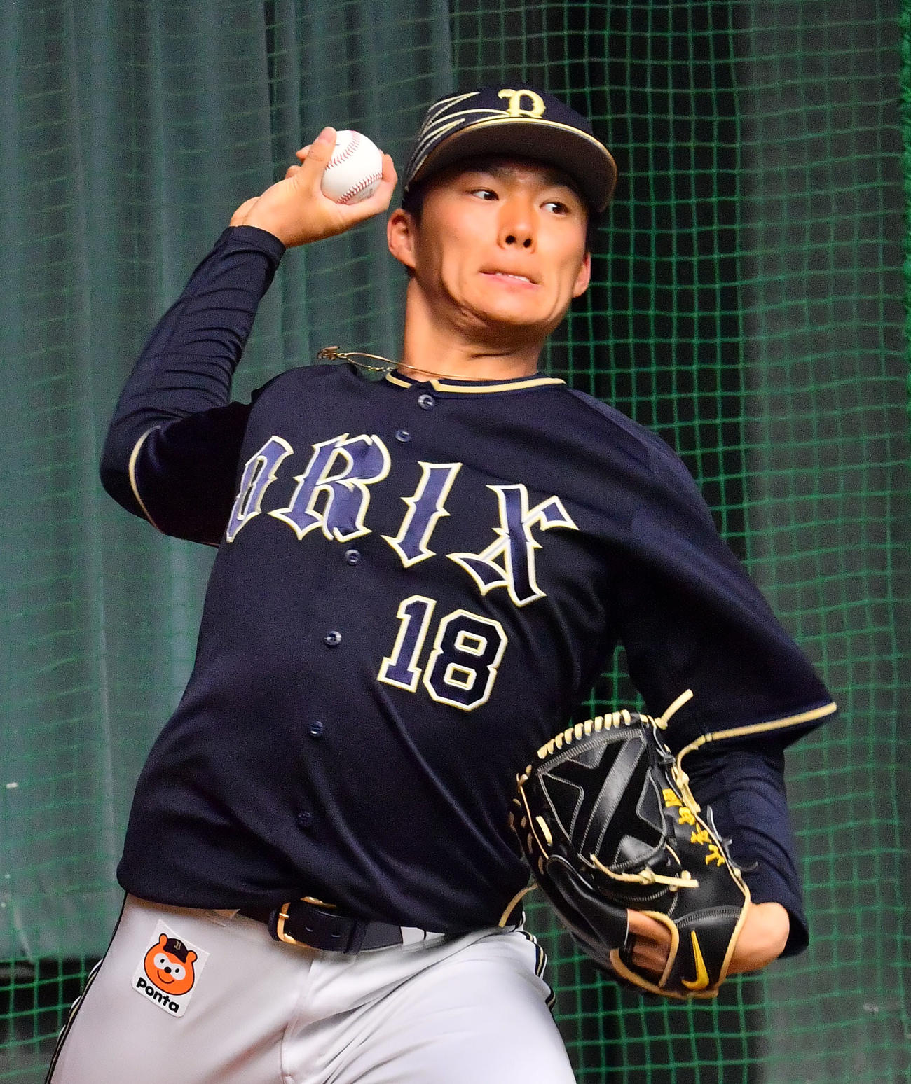 ブルペンに入り調整するオリックス山本（撮影・和賀正仁）