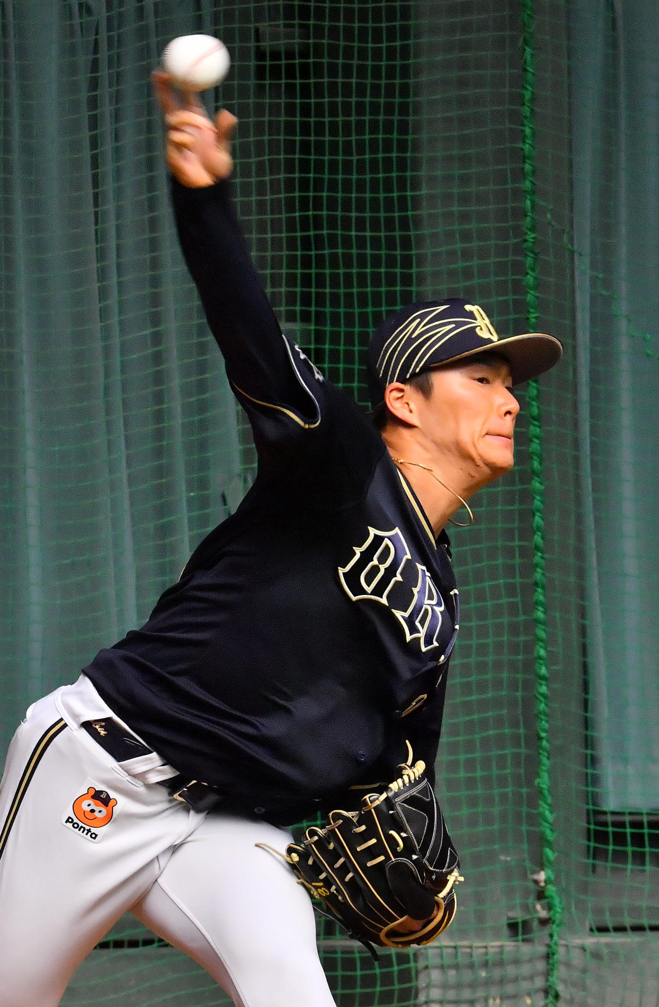 ブルペンに入り調整するオリックス山本（撮影・和賀正仁）