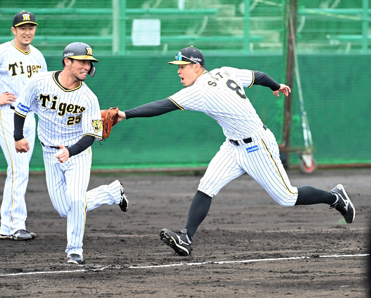 投内連係で三塁守備に就いた阪神佐藤輝（右）は、江越を追い詰めタッチする（撮影・前岡正明）