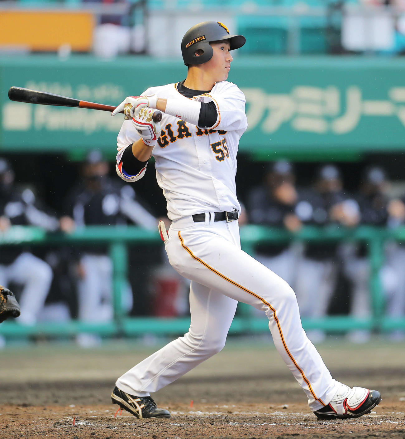 巨人対ロッテ　8回裏巨人2死一塁、右前打を放つ秋広（撮影・河田真司）
