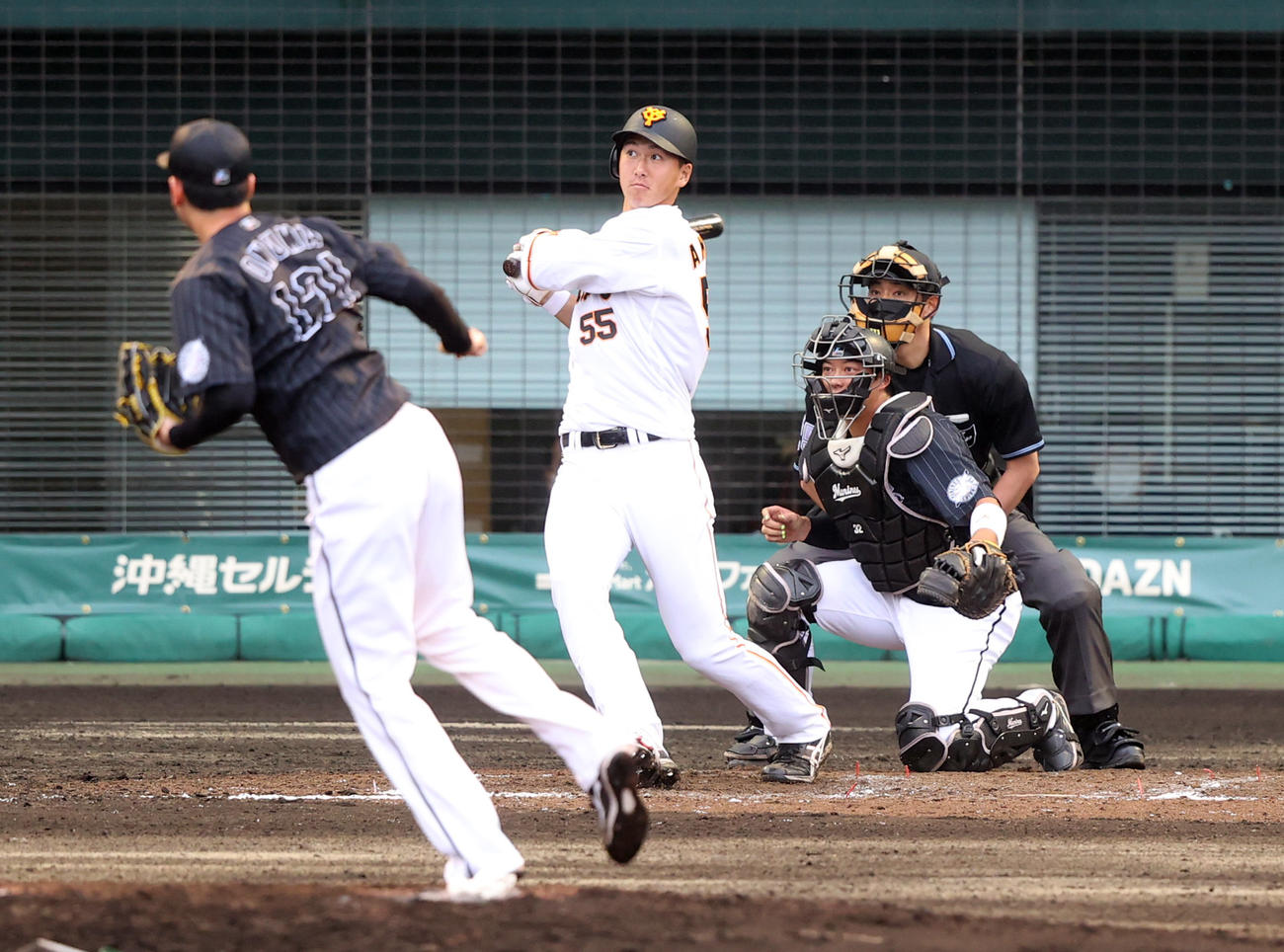 巨人対ロッテ　8回裏巨人2死一塁、右前打を放つ秋広。投手小沼（撮影・狩俣裕三）