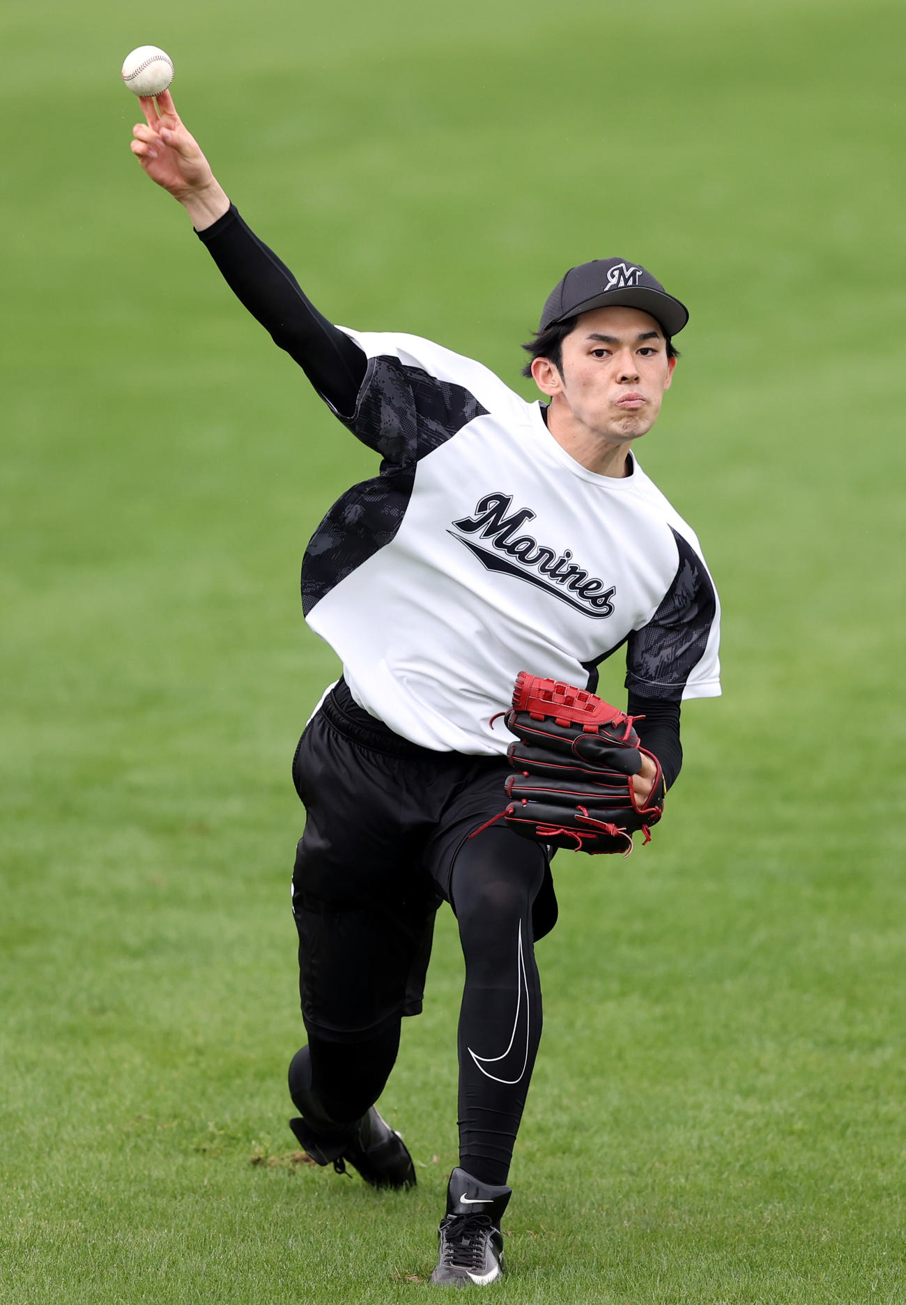 糸満2次キャンプに合流し、力強くキャッチボールする佐々木朗（撮影・狩俣裕三）