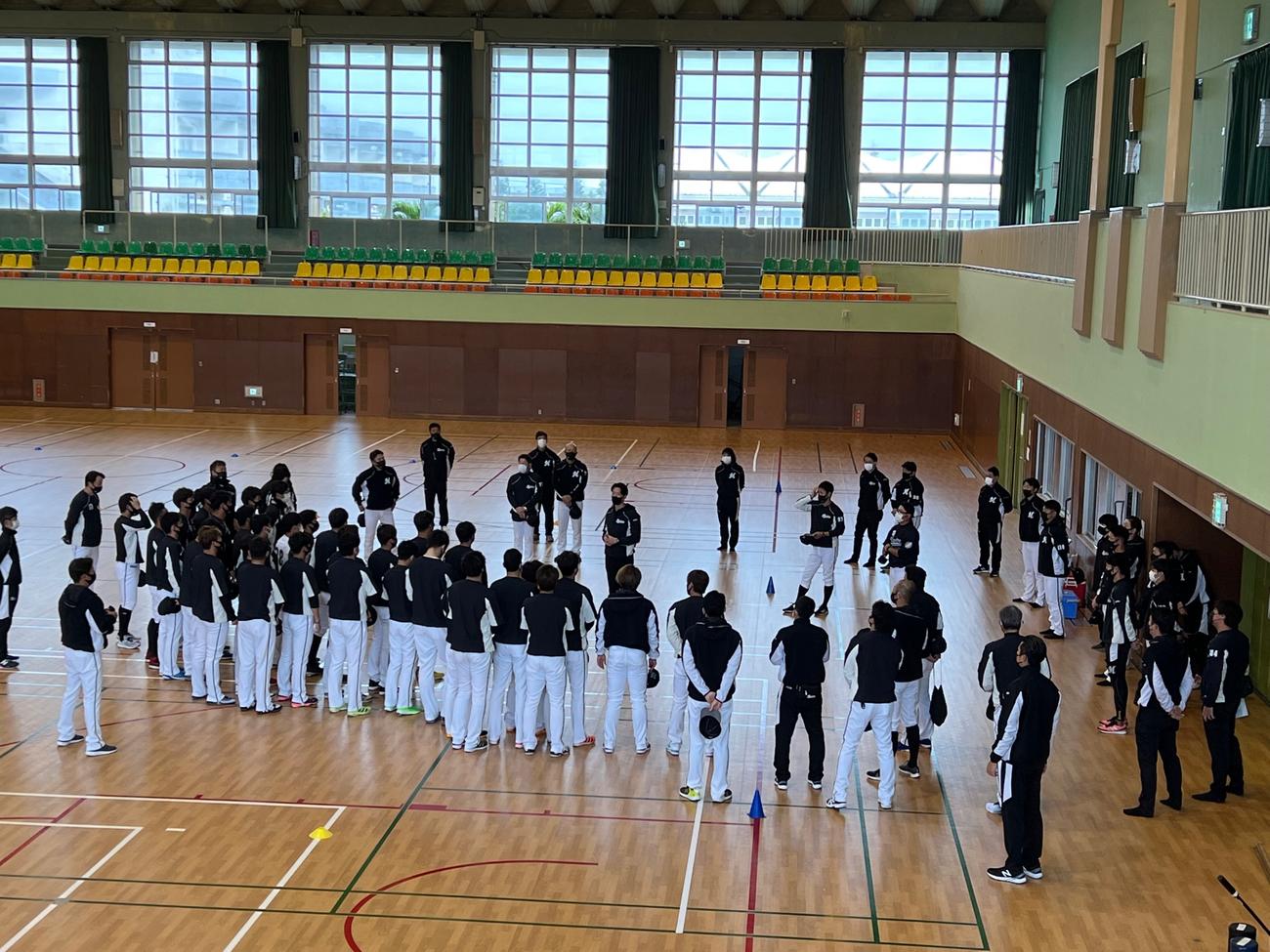 練習試合が雨天中止となりロッテは2次キャンプ地糸満の体育館で練習を開始（撮影・金子真仁）
