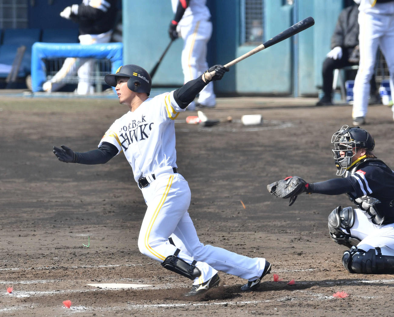 3回裏白組1死、佐藤直は左中間へ二塁打を放つ（撮影・岩下翔太）