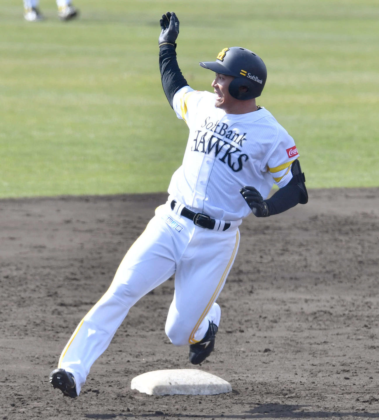 3回裏白組1死、佐藤直は左中間へ二塁打を放つ（撮影・岩下翔太）