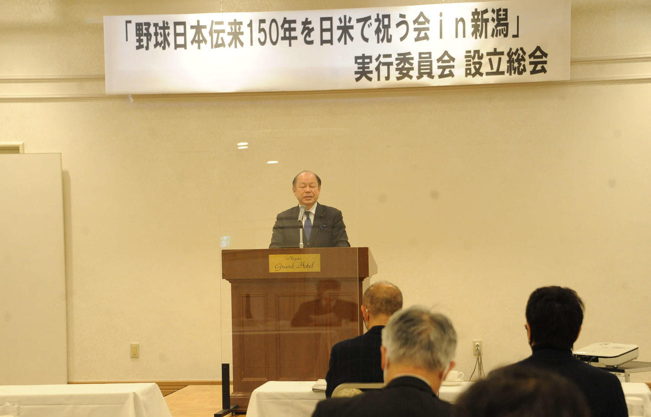 設立総会であいさつする尾身委員長