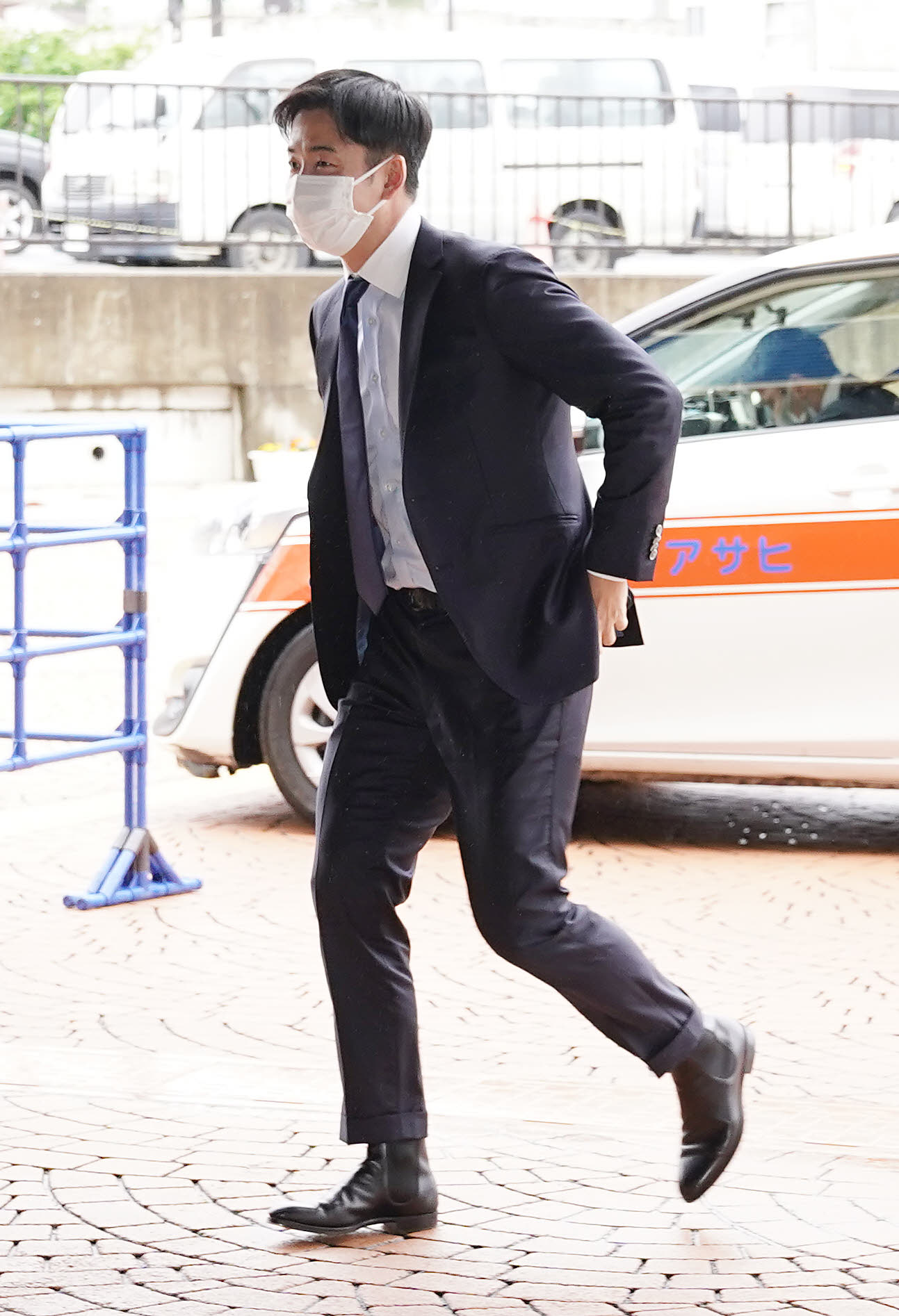 球場入りする斎藤佑樹氏（撮影・鈴木みどり）