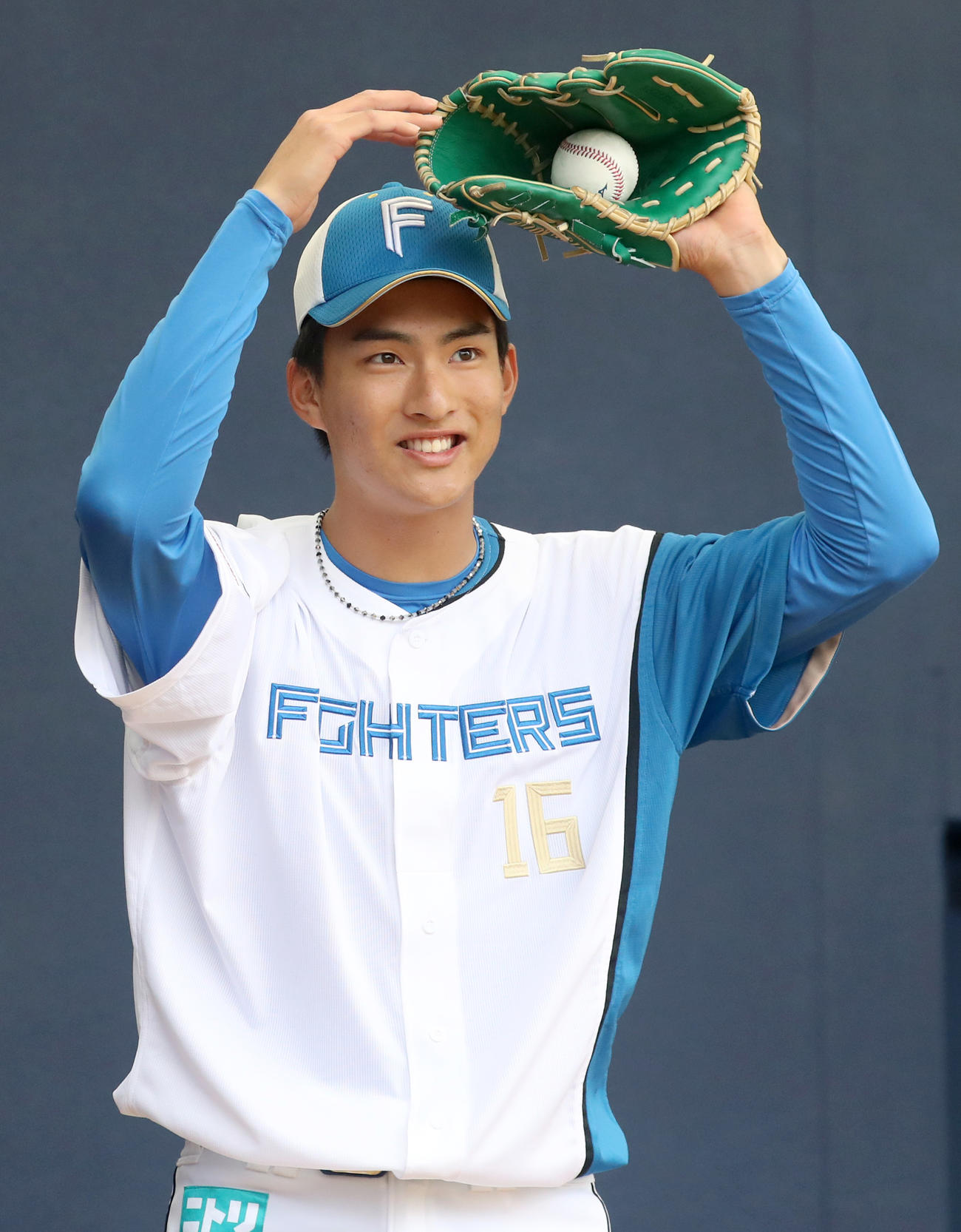 笑顔でポーズをとる日本ハム達（撮影・佐藤翔太）