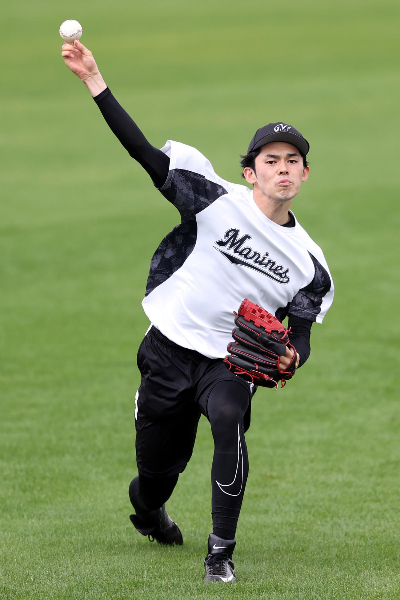 糸満2次キャンプに合流し、キャッチボールする佐々木朗（撮影・狩俣裕三）