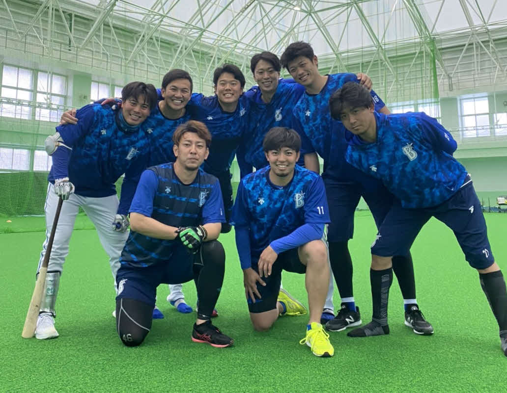 DeNAのドラフト1位指名された投手陣。上段左から浜口、山崎、上茶谷、入江、小園、今永、下段左から田中健、東（球団提供）