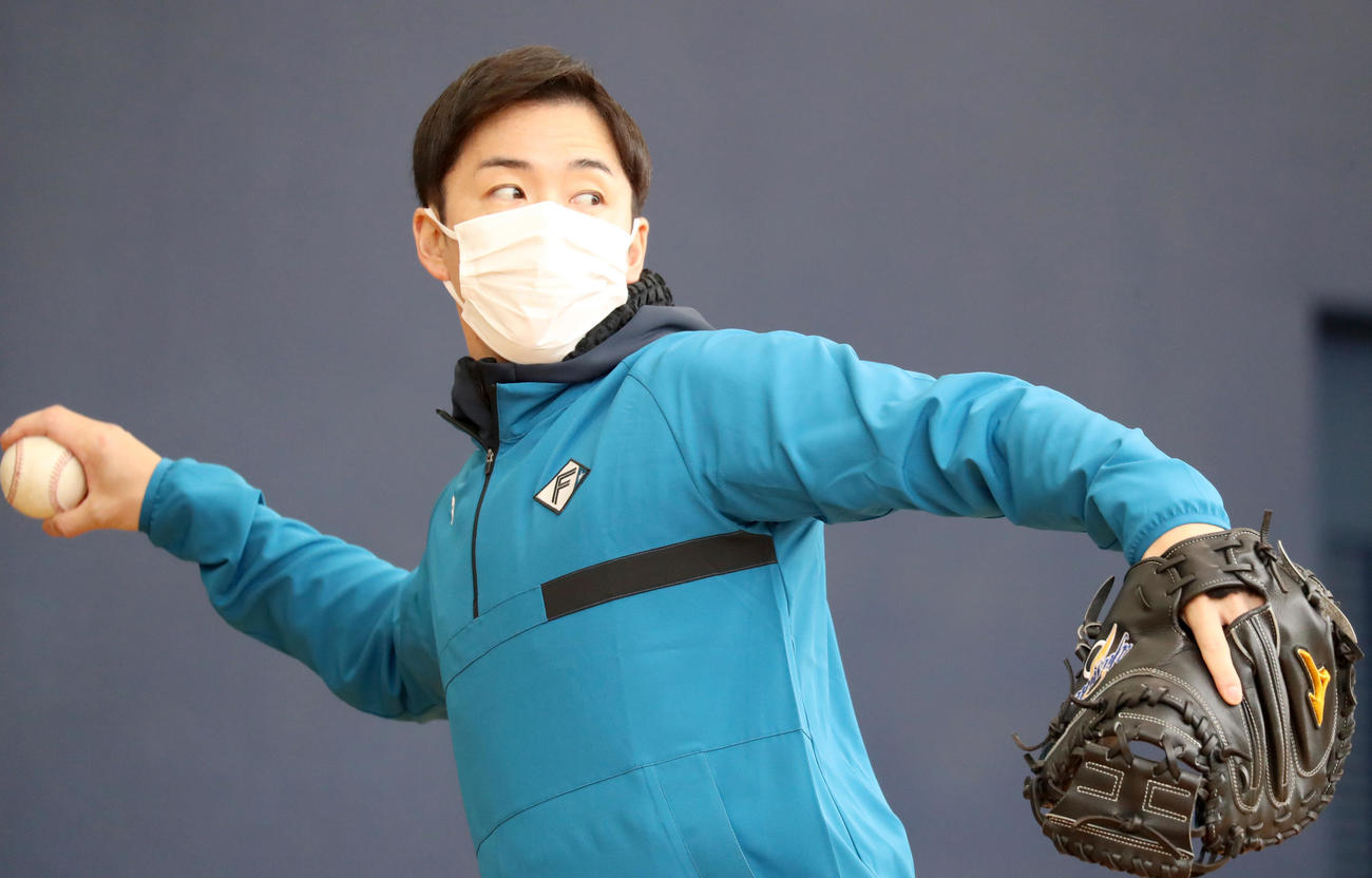 ブルペンでキャッチボールする斎藤氏（撮影・佐藤翔太）
