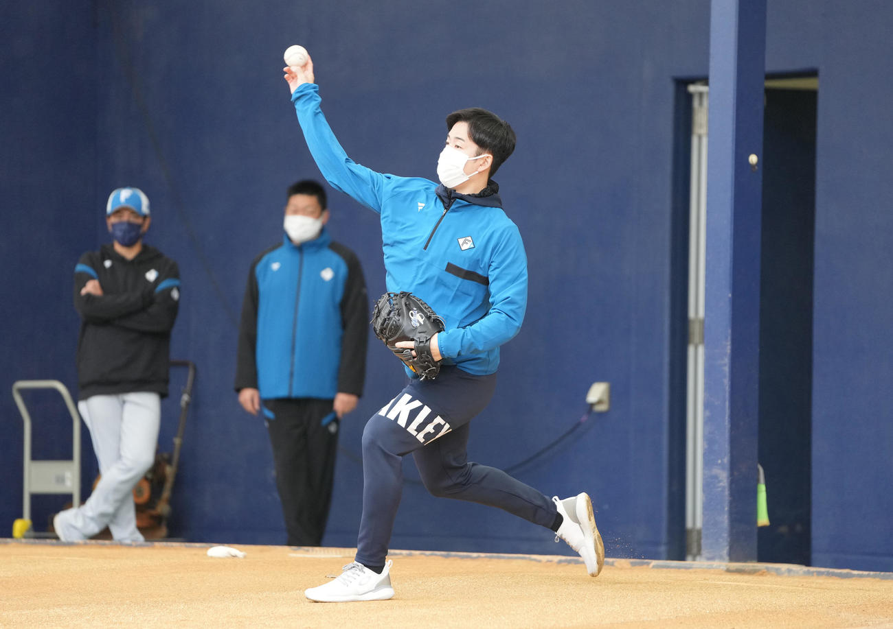 ブルペンでキャッチボールする斎藤佑樹氏（撮影・鈴木みどり）