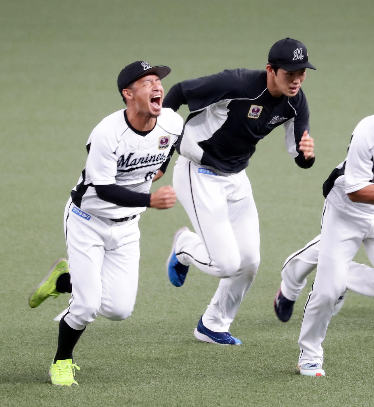 20年9月、練習で並んでダッシュする佐々木朗（右）と鳥谷