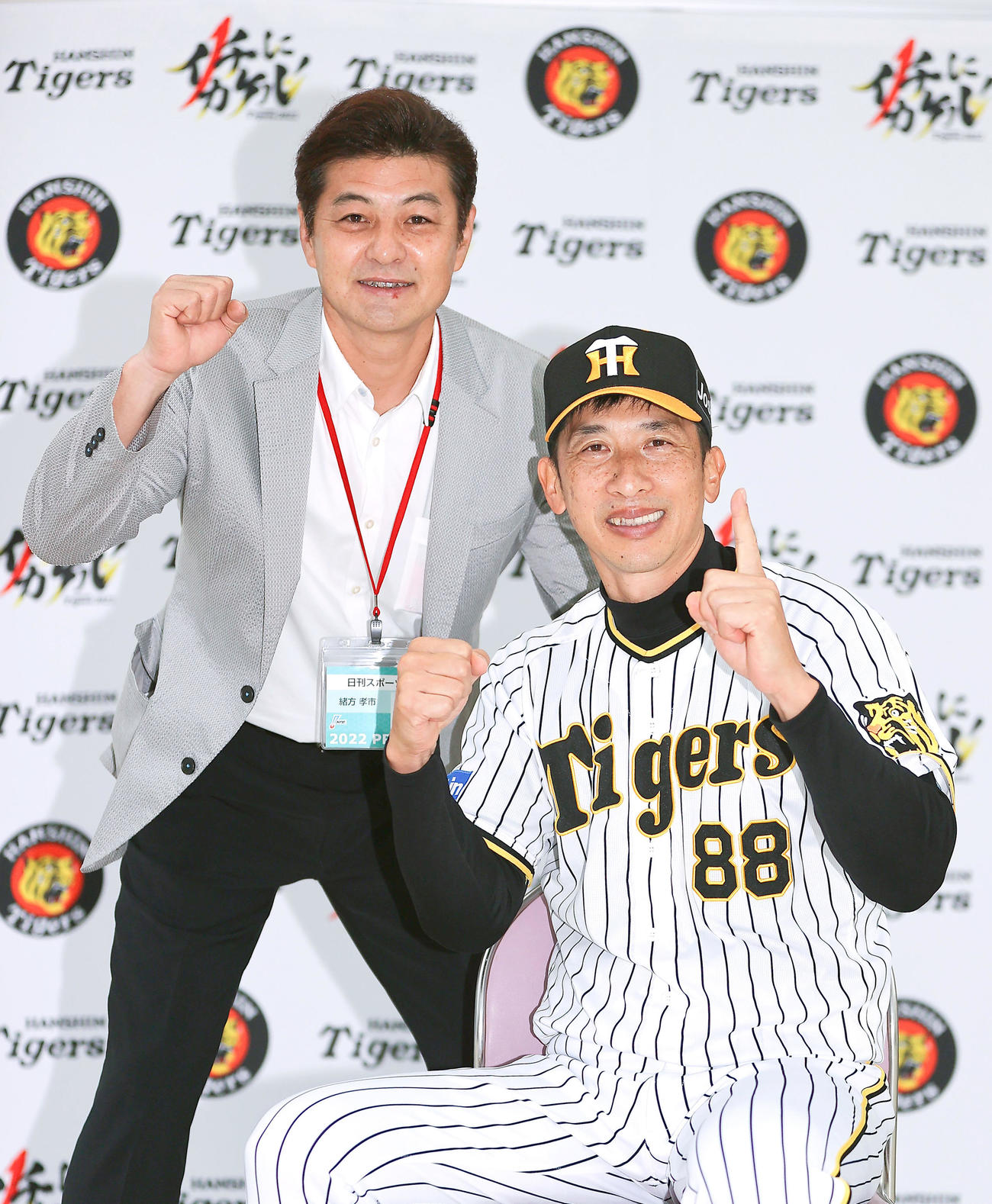 本紙評論家の緒方氏（左）と対談した矢野監督は「イチにカケル！」とポーズを決める（2022年2月17日撮影）
