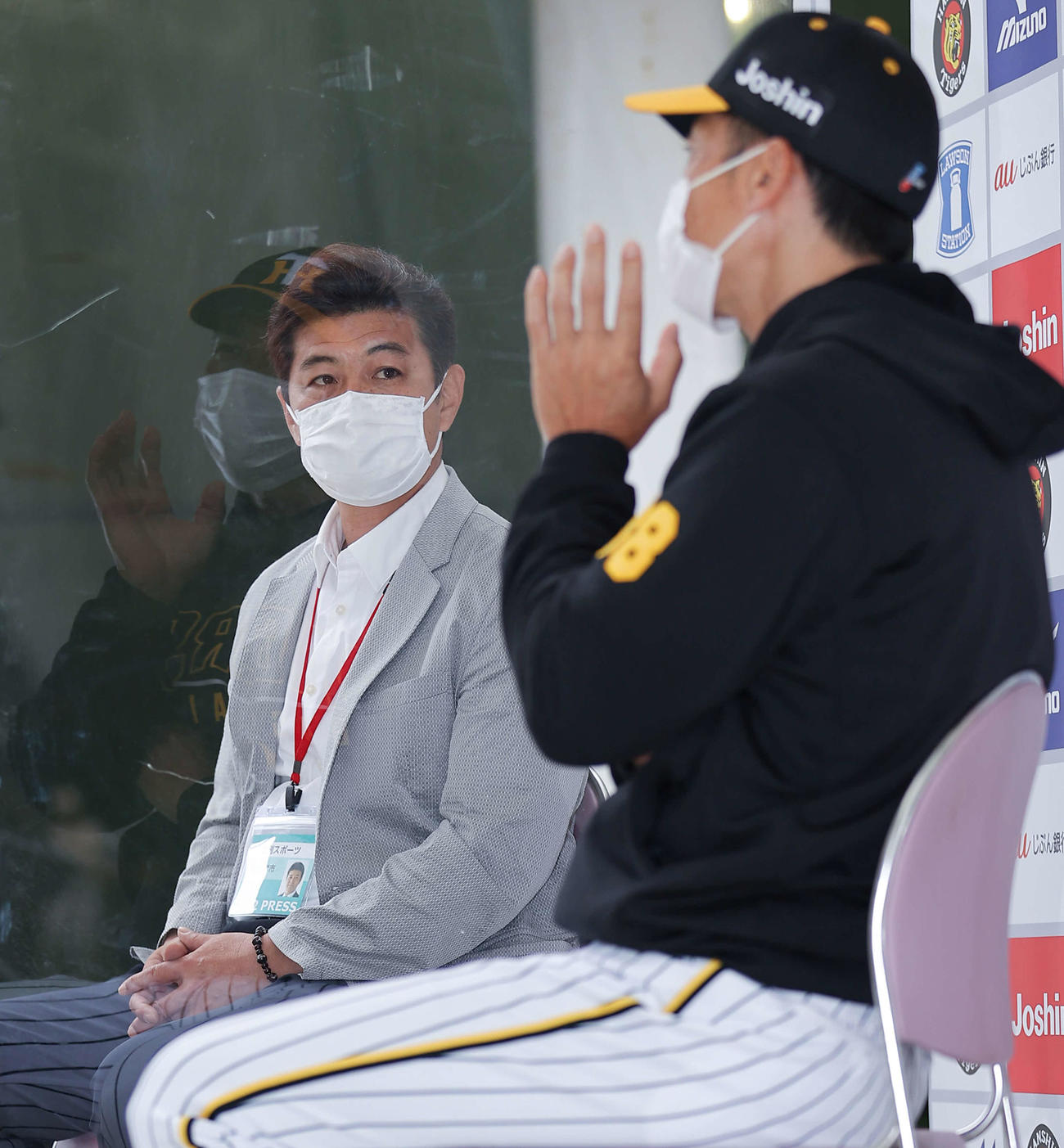 阪神矢野監督（手前）と対談する緒方氏（2022年2月17日撮影）