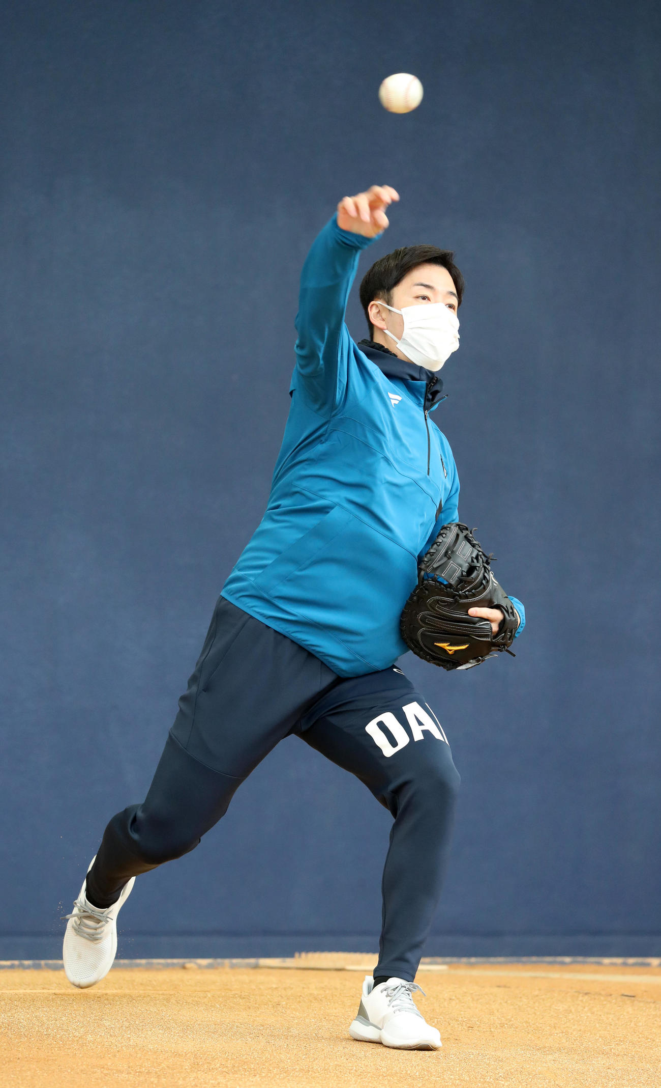 ブルペンでキャッチボールする斎藤氏（撮影・佐藤翔太）