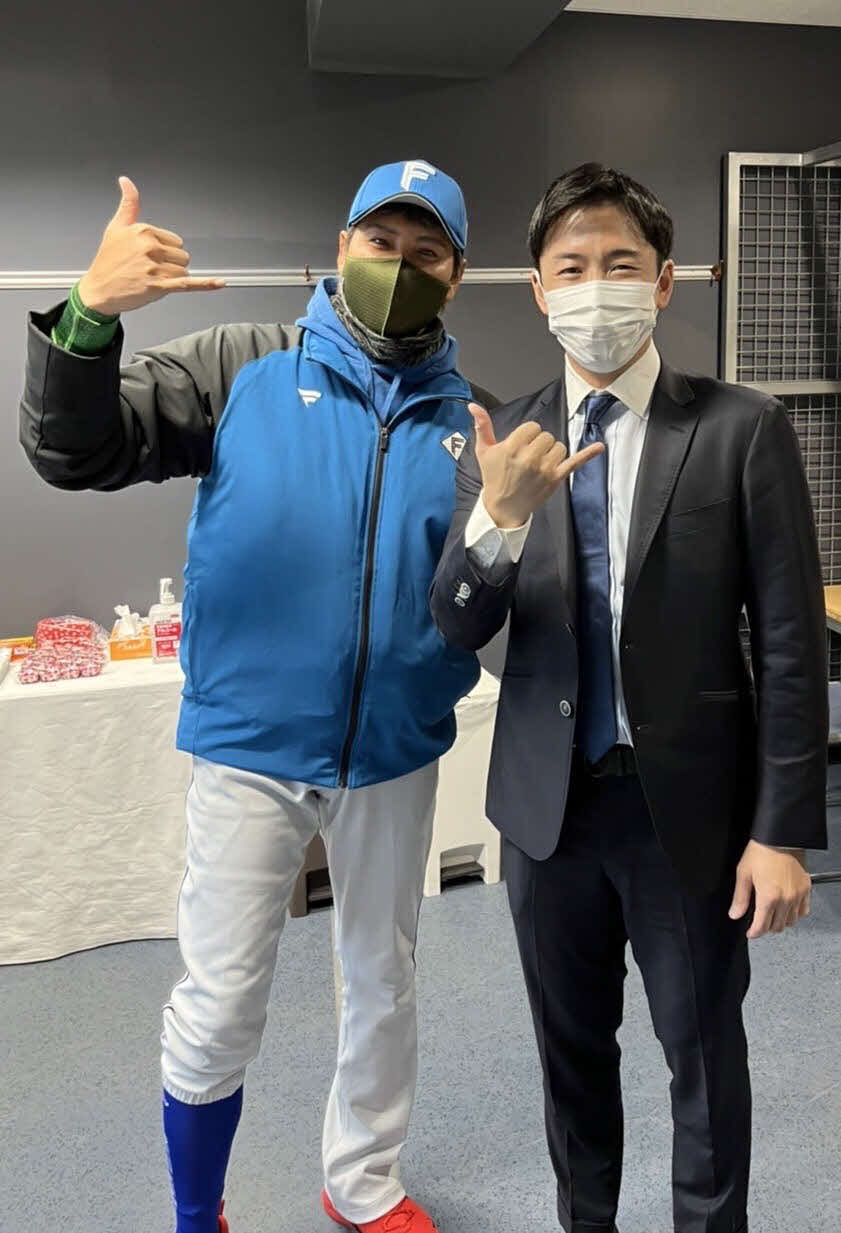 笑顔でポーズをしながら写真に納まる日本ハム新庄監督（左）と斎藤佑樹氏（球団提供）