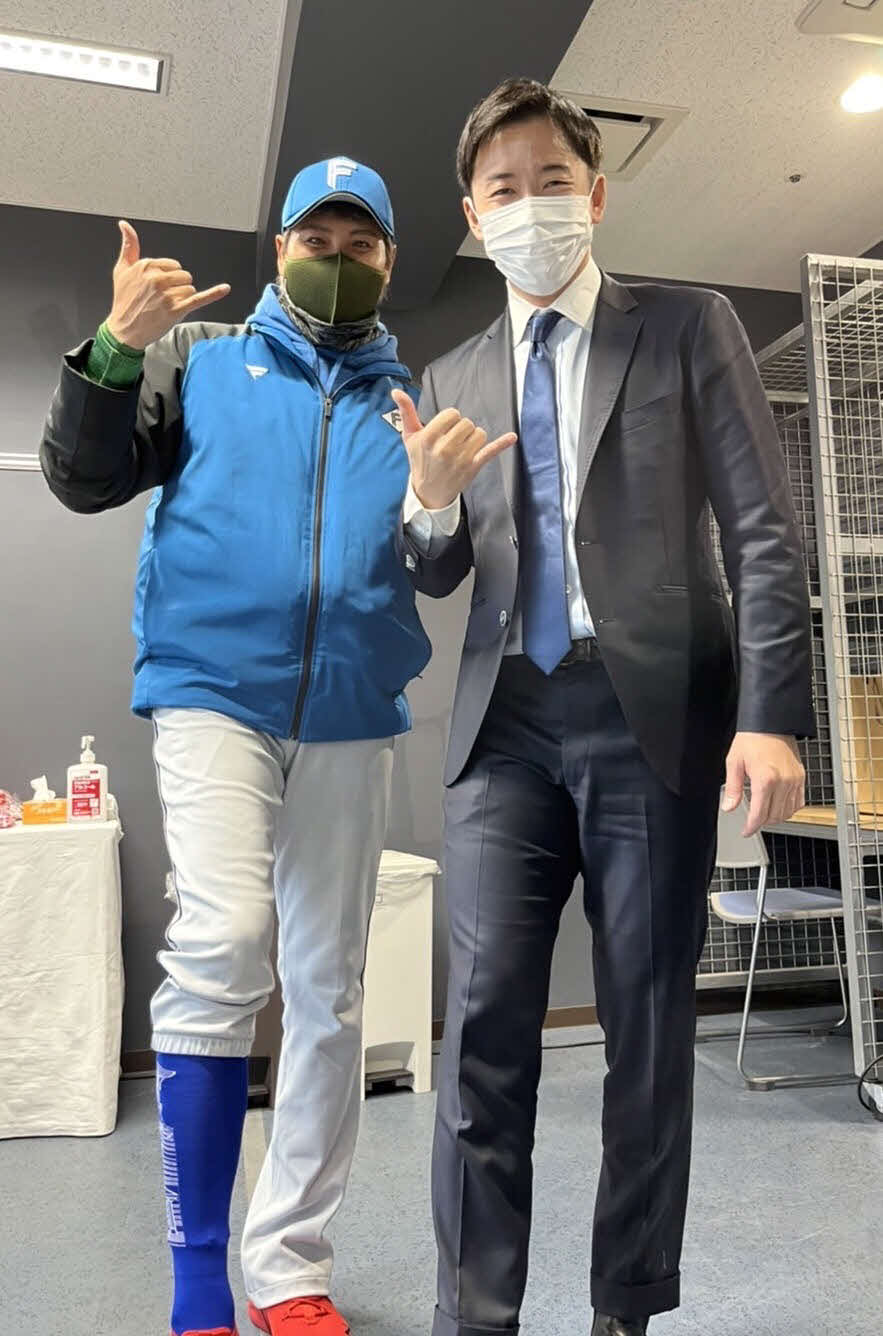 笑顔でポーズをしながら写真に納まる日本ハム新庄監督（左）と斎藤佑樹氏（球団提供）