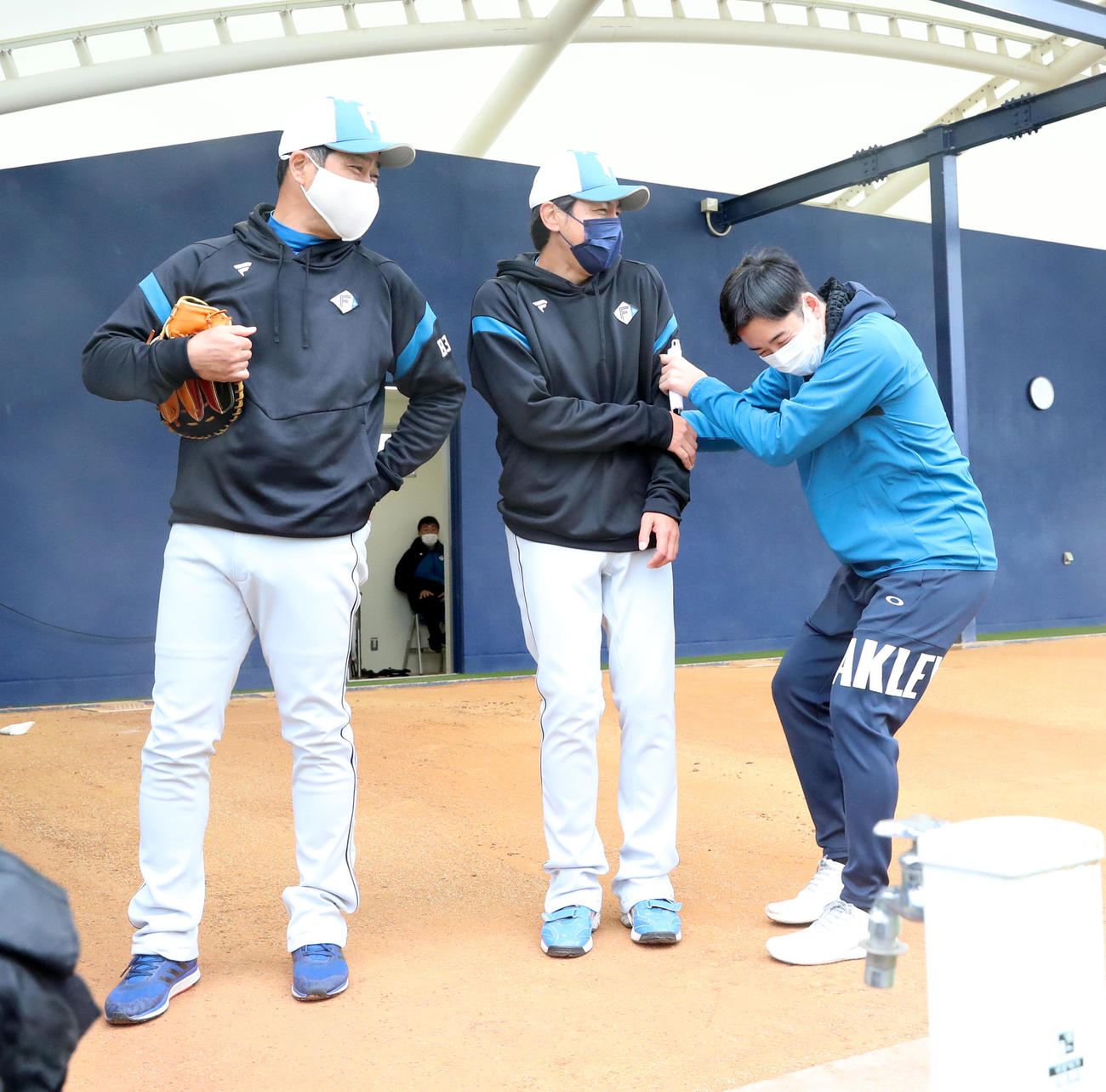 日本ハム武田コーチ（中央）の腕をつかむ斎藤氏（撮影・佐藤翔太）