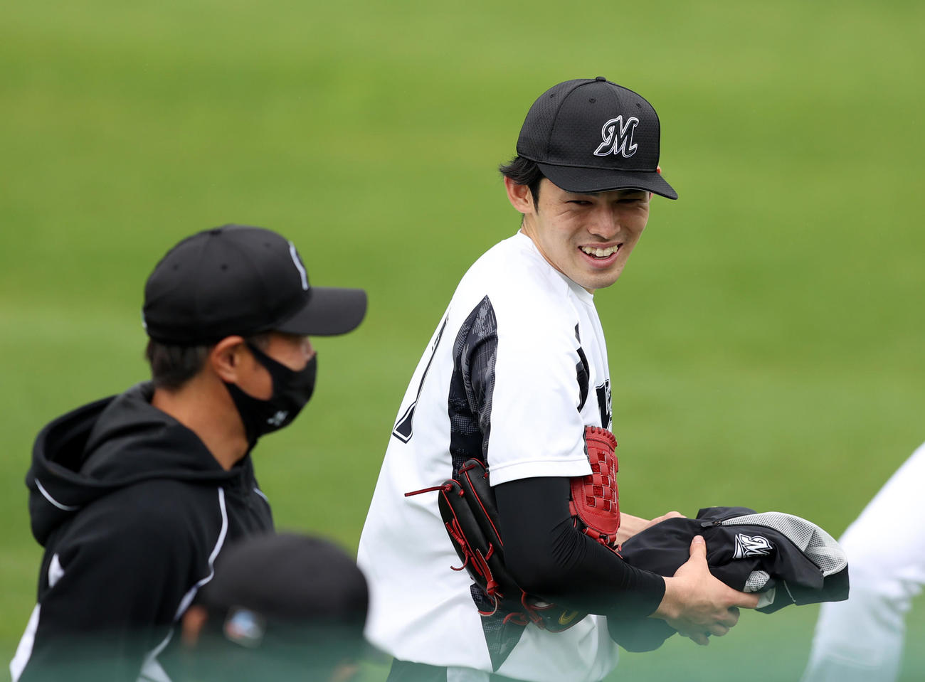 糸満2次キャンプに合流し、笑顔を見せる佐々木朗（右）（撮影・狩俣裕三）