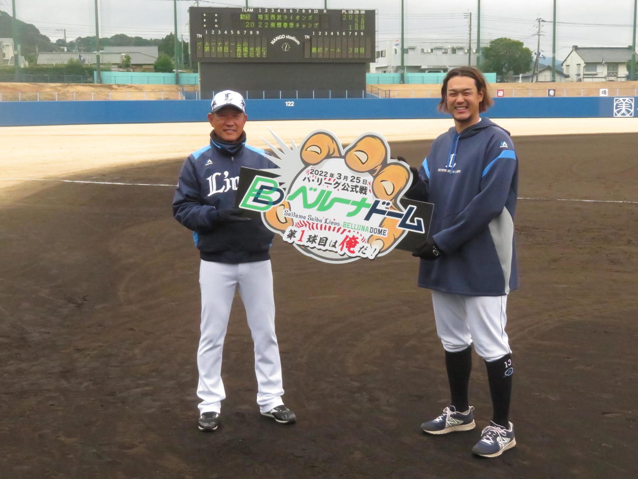 西武辻監督（左）から開幕投手に任命され、記念のボードを手にする高橋（撮影・上田悠太）