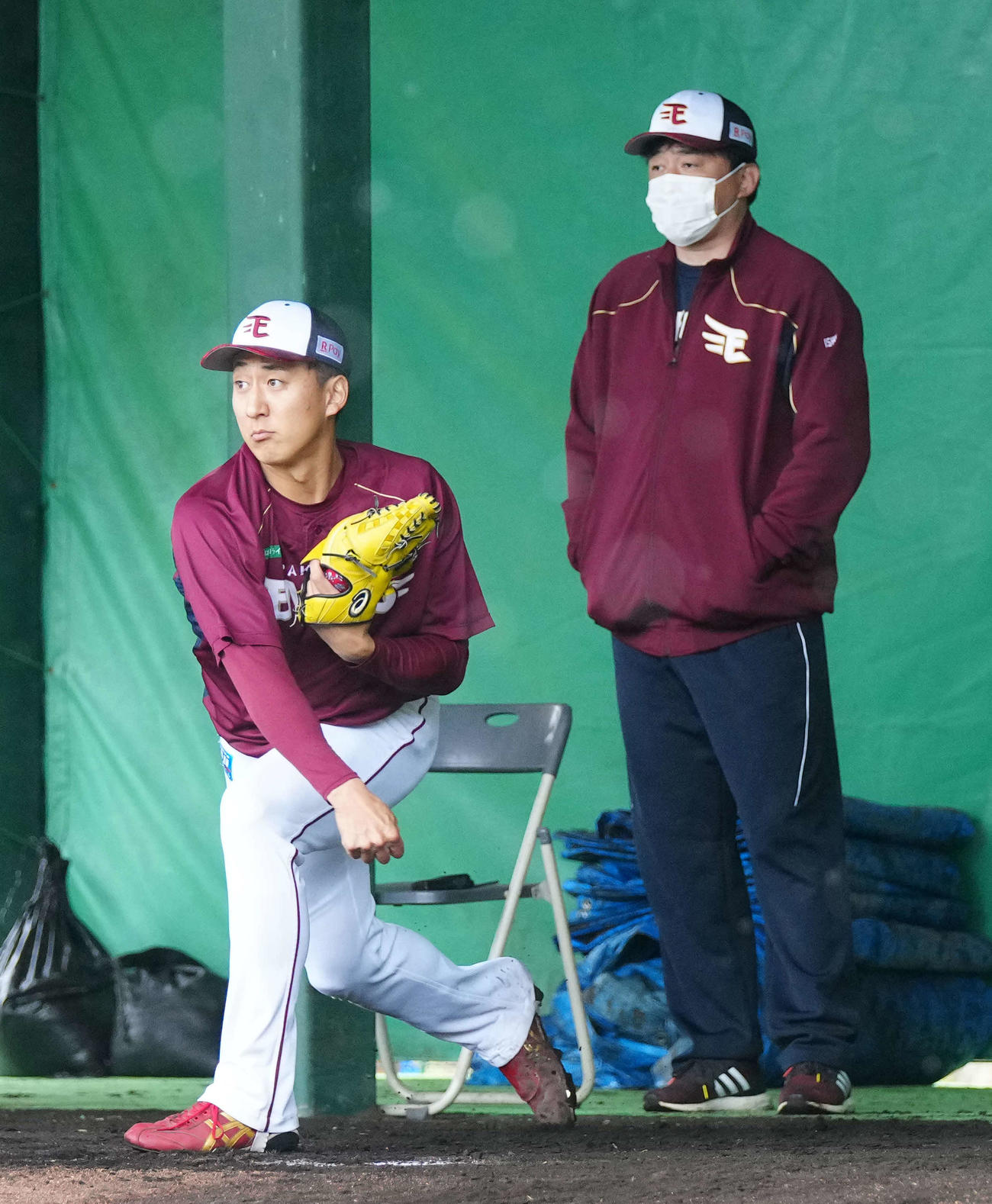 楽天石井GM兼監督（右）が見つめる中、投球する高田孝（撮影・江口和貴）
