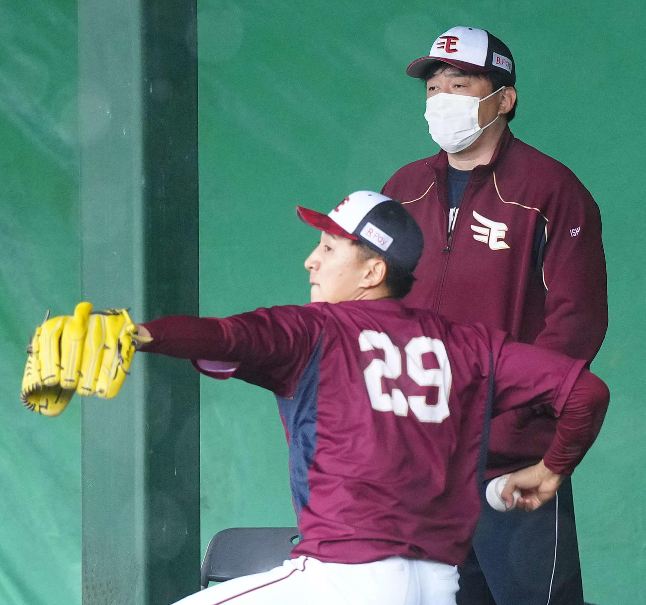 高田孝（手前）の投球を見つめる石井GM兼監督（撮影・江口和貴）