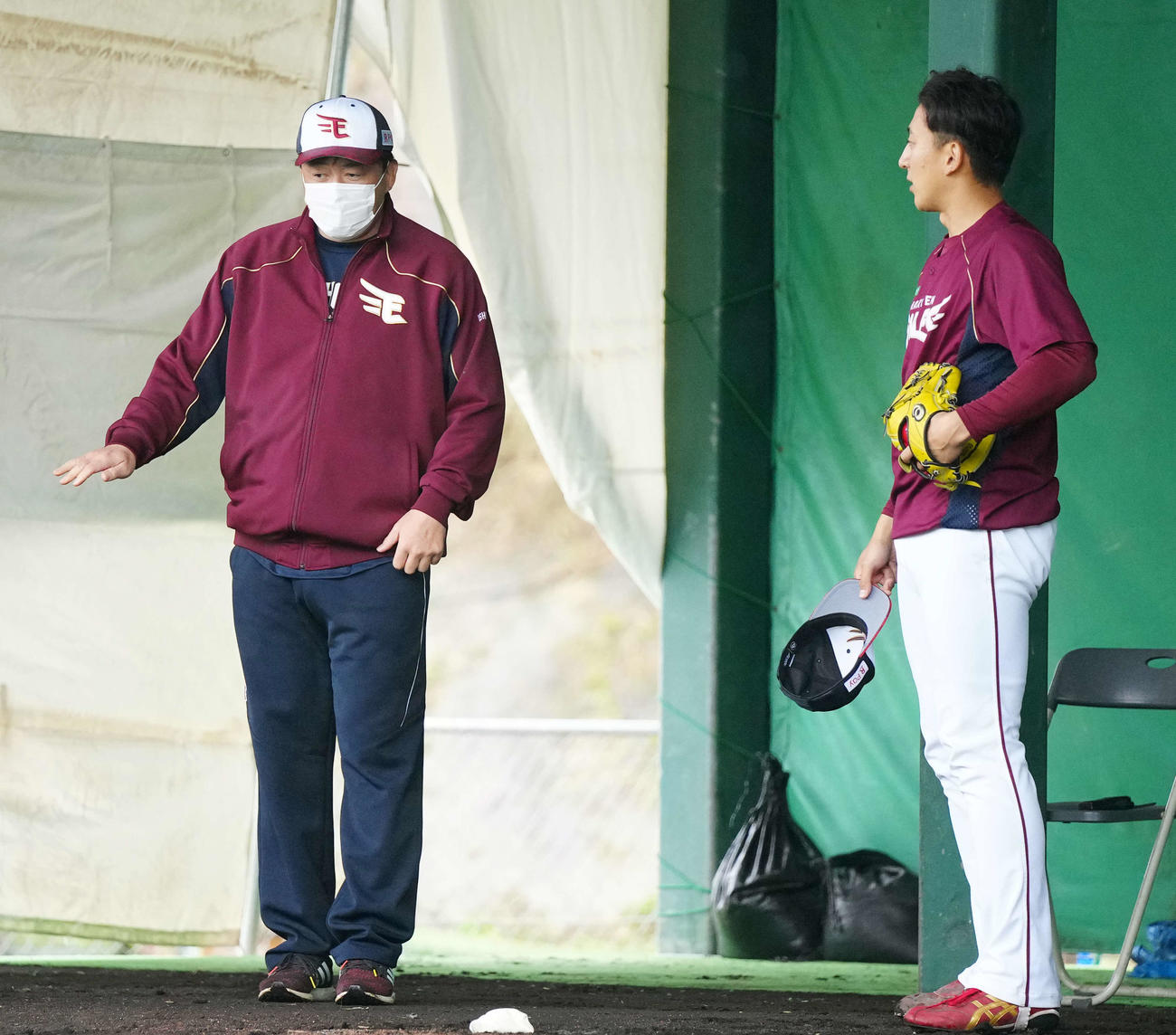 投球する天高田孝（右）に話し掛ける石井GM兼監督（撮影・江口和貴）