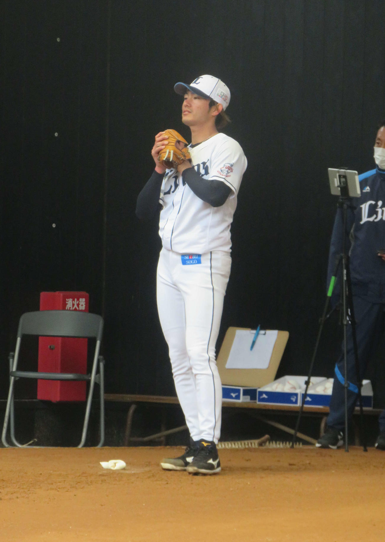 ブルペンでピッチングを行った西武今井（撮影・上田悠太）