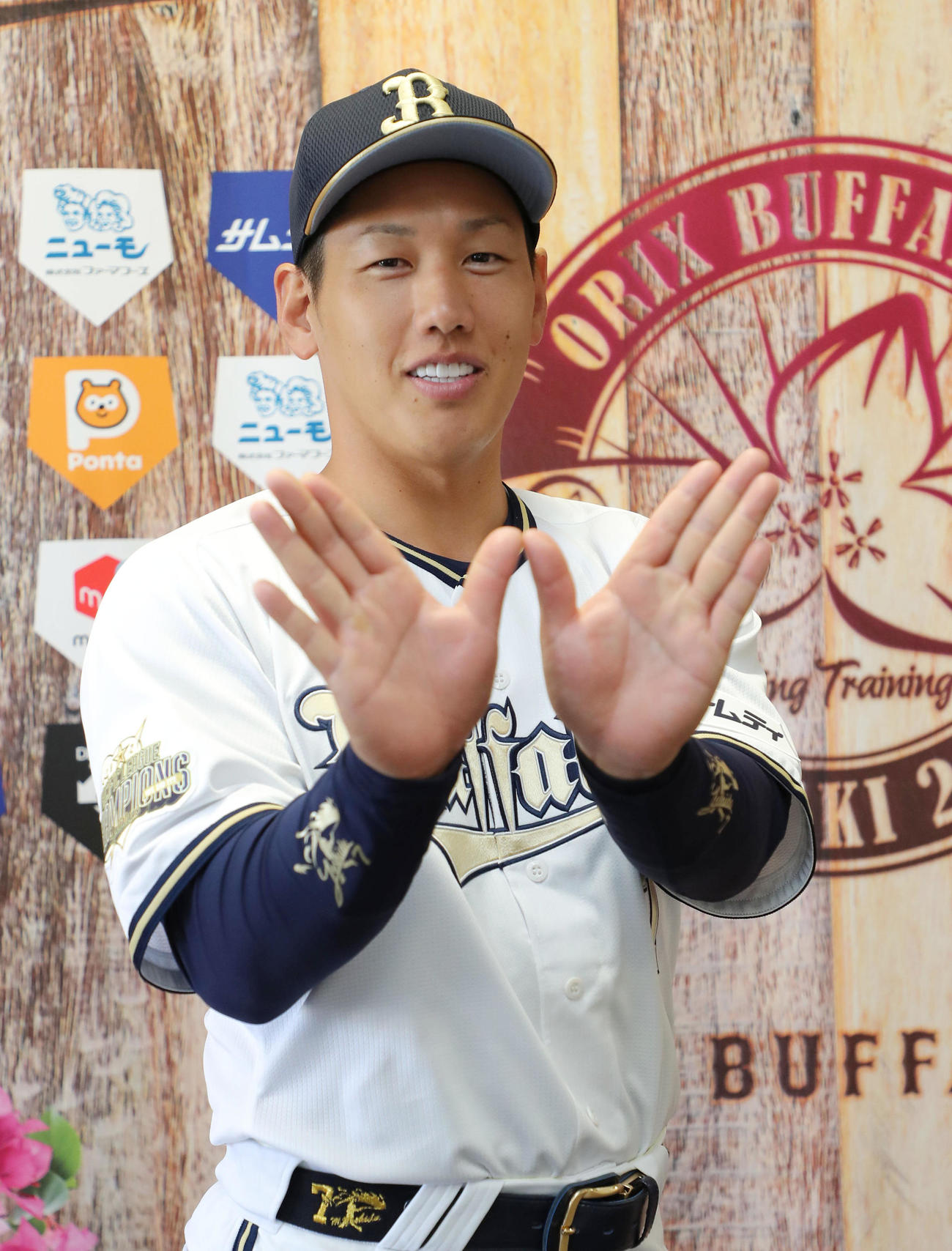 本拠地開幕シリーズで着用するユニホームを披露するオリックス吉田正