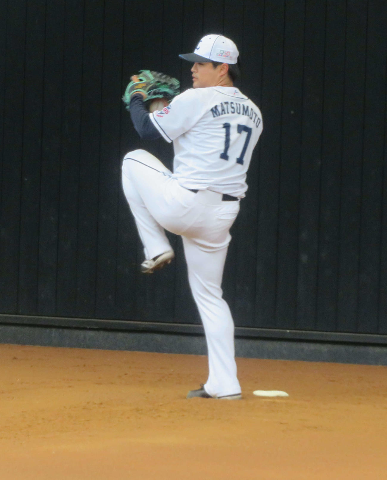 ブルペンでピッチングを行った西武松本（撮影・上田悠太）