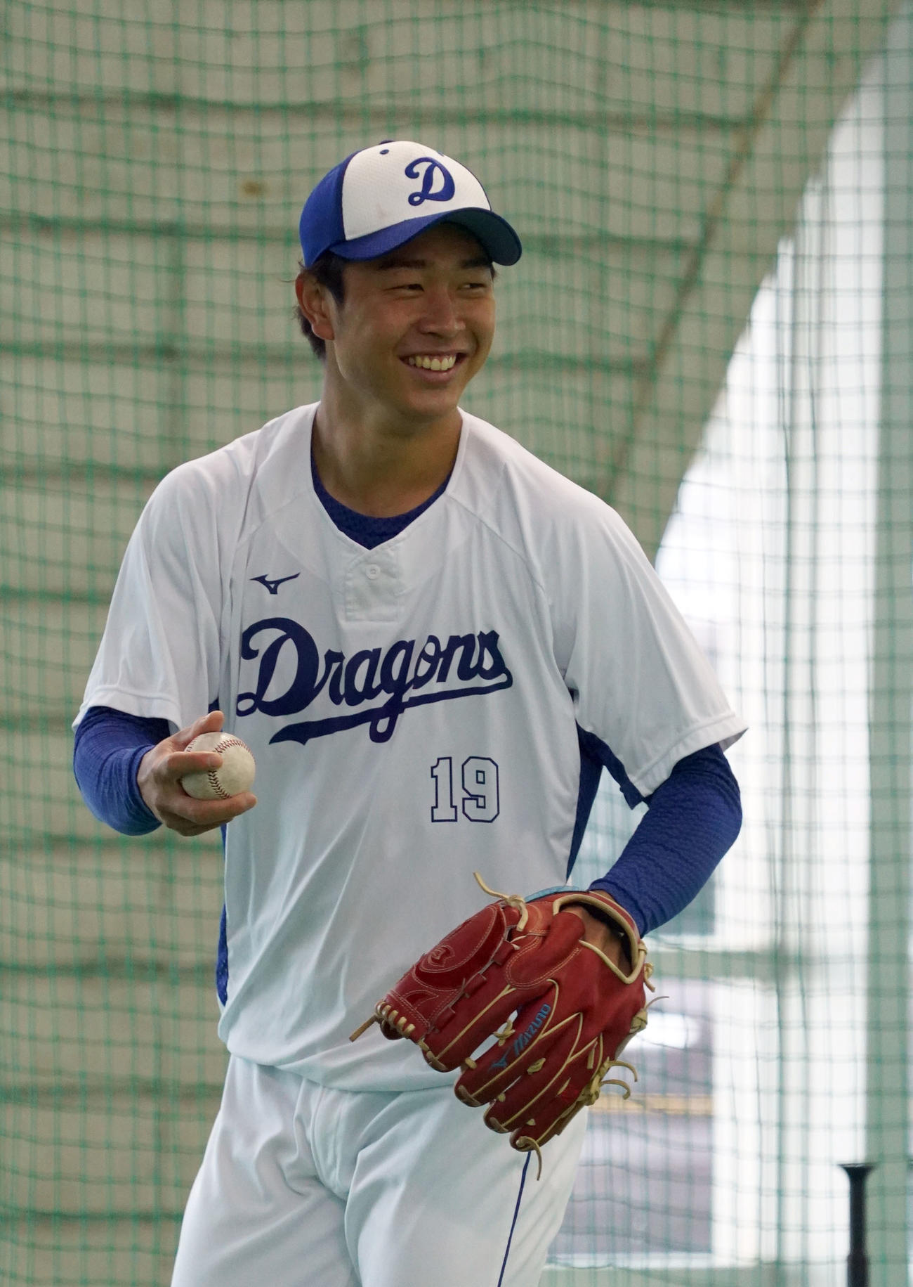 キャッチボールの合間に笑顔を見せる高橋宏（撮影・森本幸一）