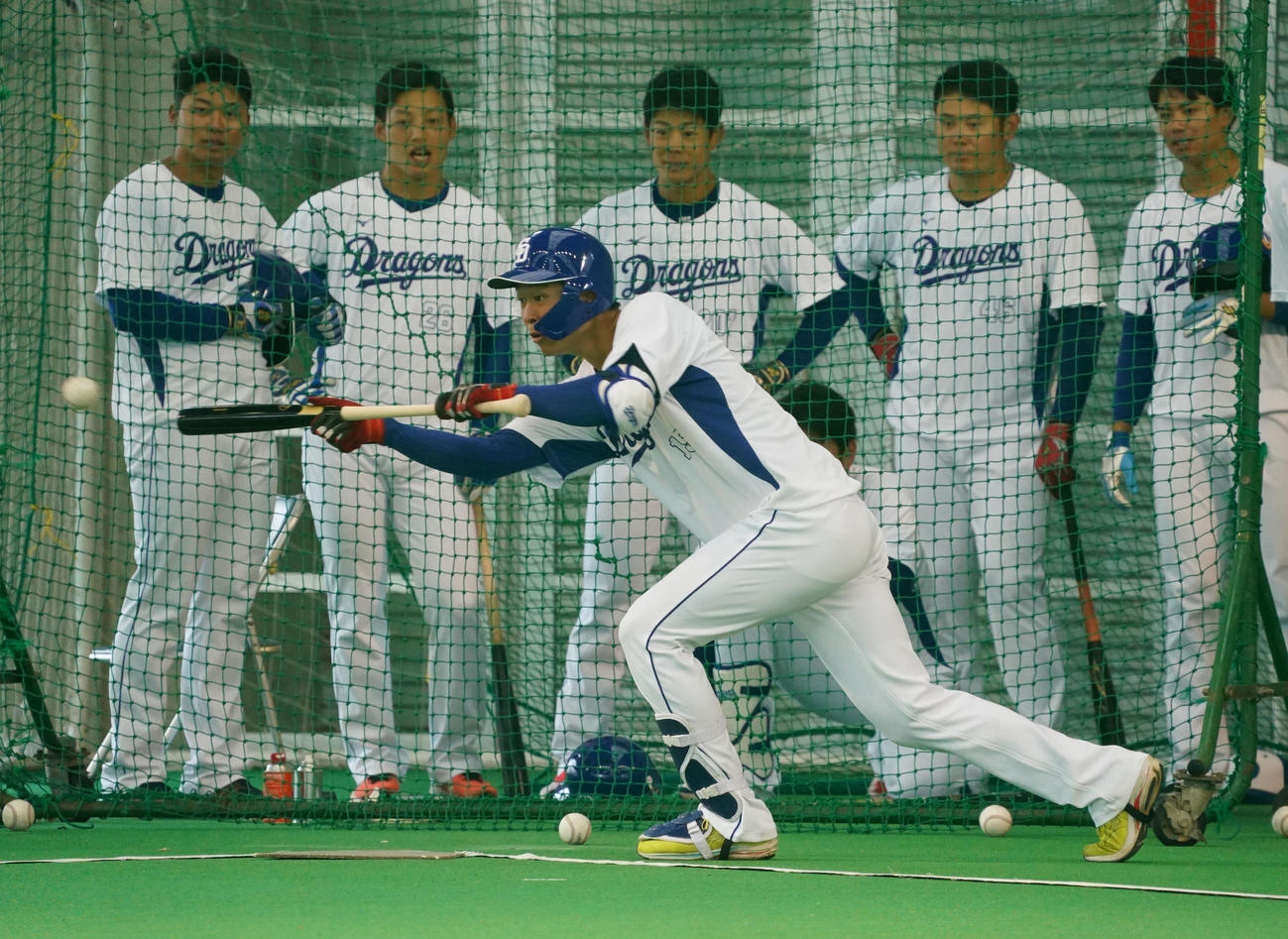 バント練習をする高橋宏（手前）（撮影・森本幸一）