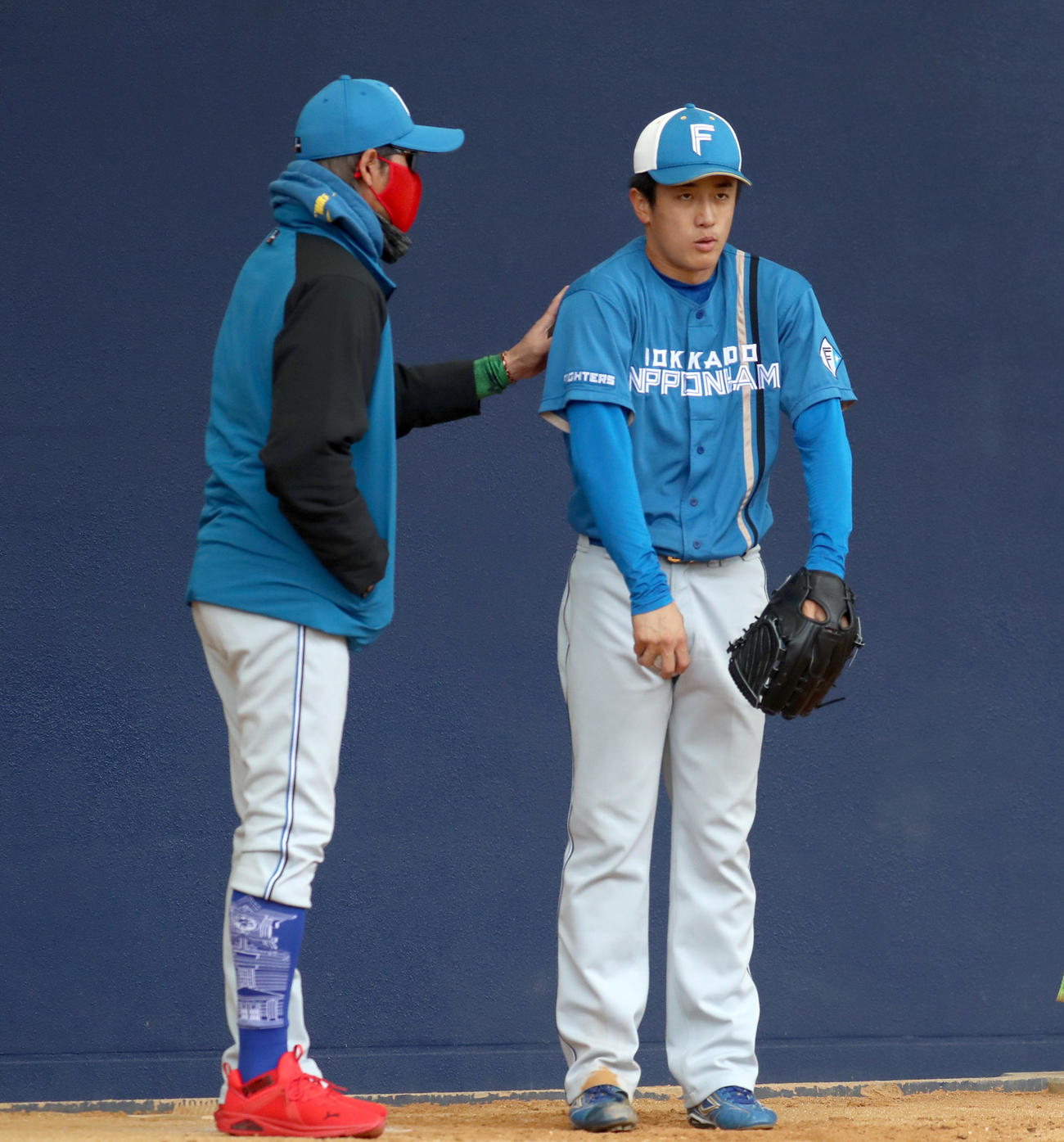 ブルペンで日本ハム新庄監督（左）は北山に声をかける（撮影・佐藤翔太）