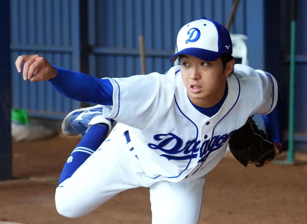 ブルペンで投球練習する山本（撮影・森本幸一）