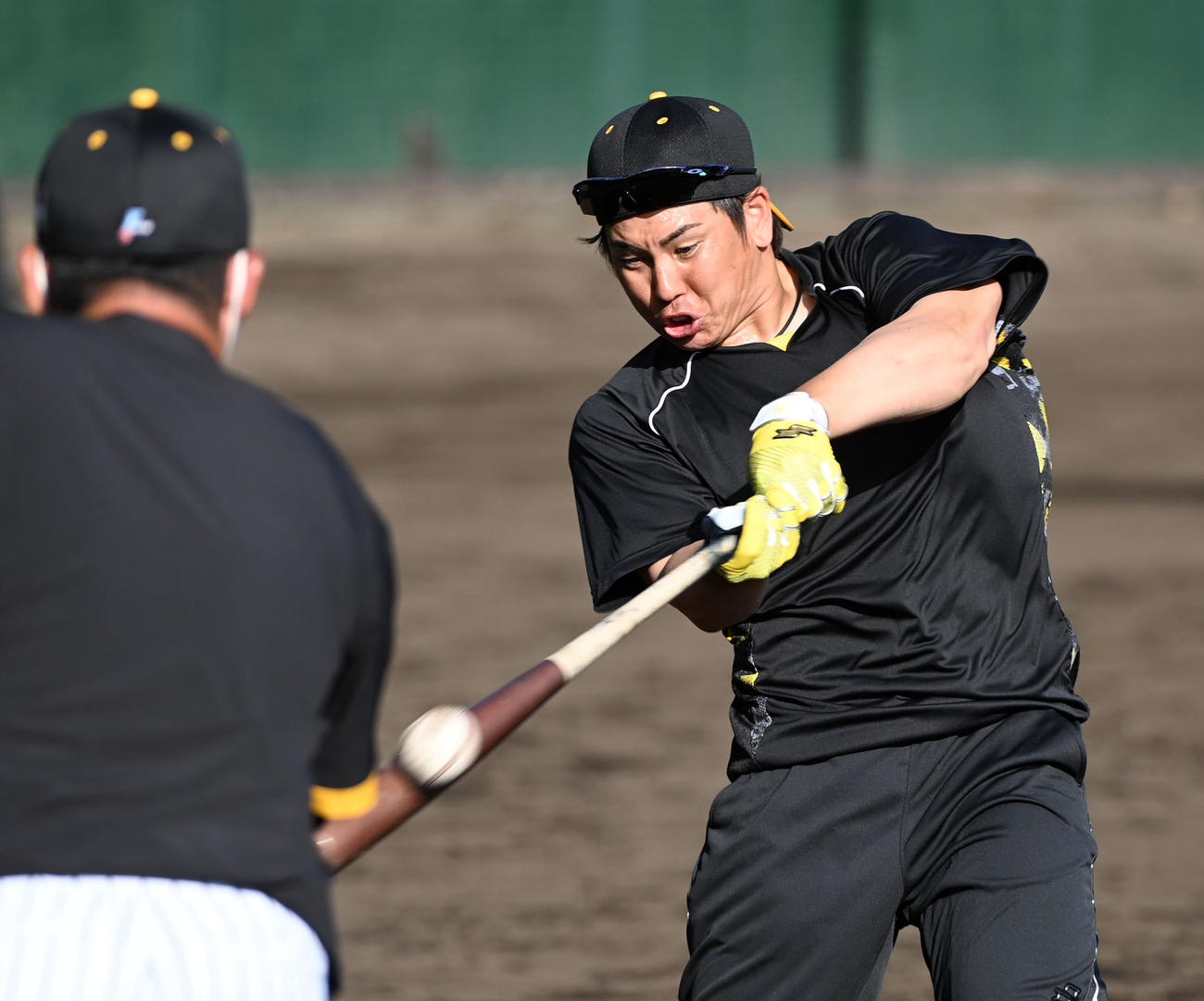 ティー打撃を行う梅野
