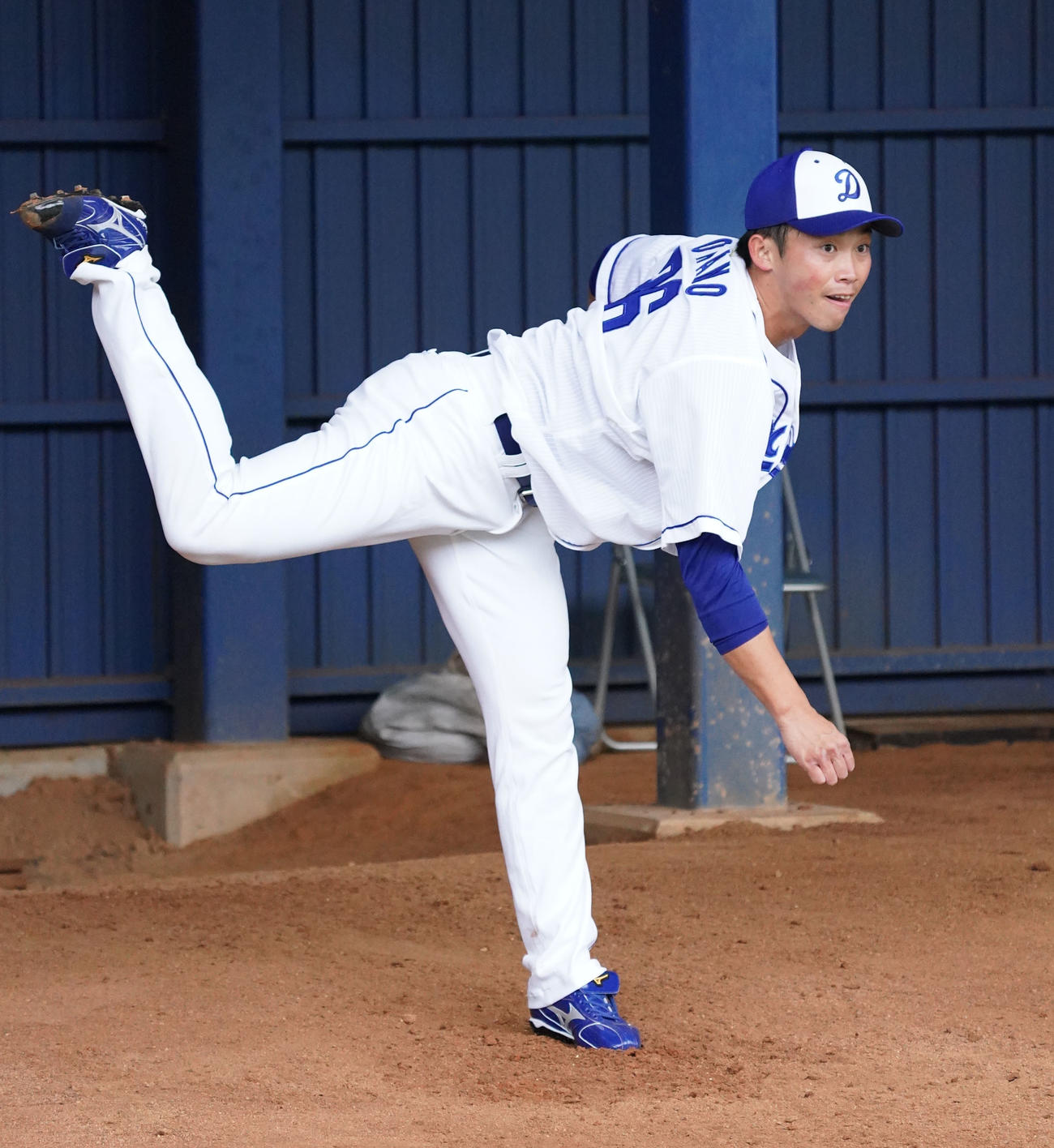 ブルペンで投球練習する岡野（撮影・森本幸一）