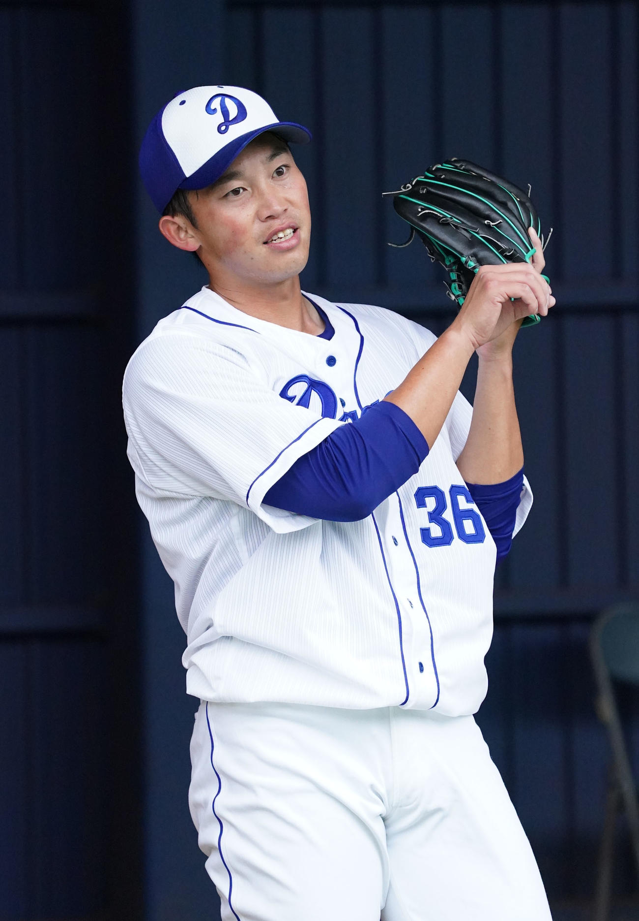 ブルペンで投球練習する岡野（撮影・森本幸一）