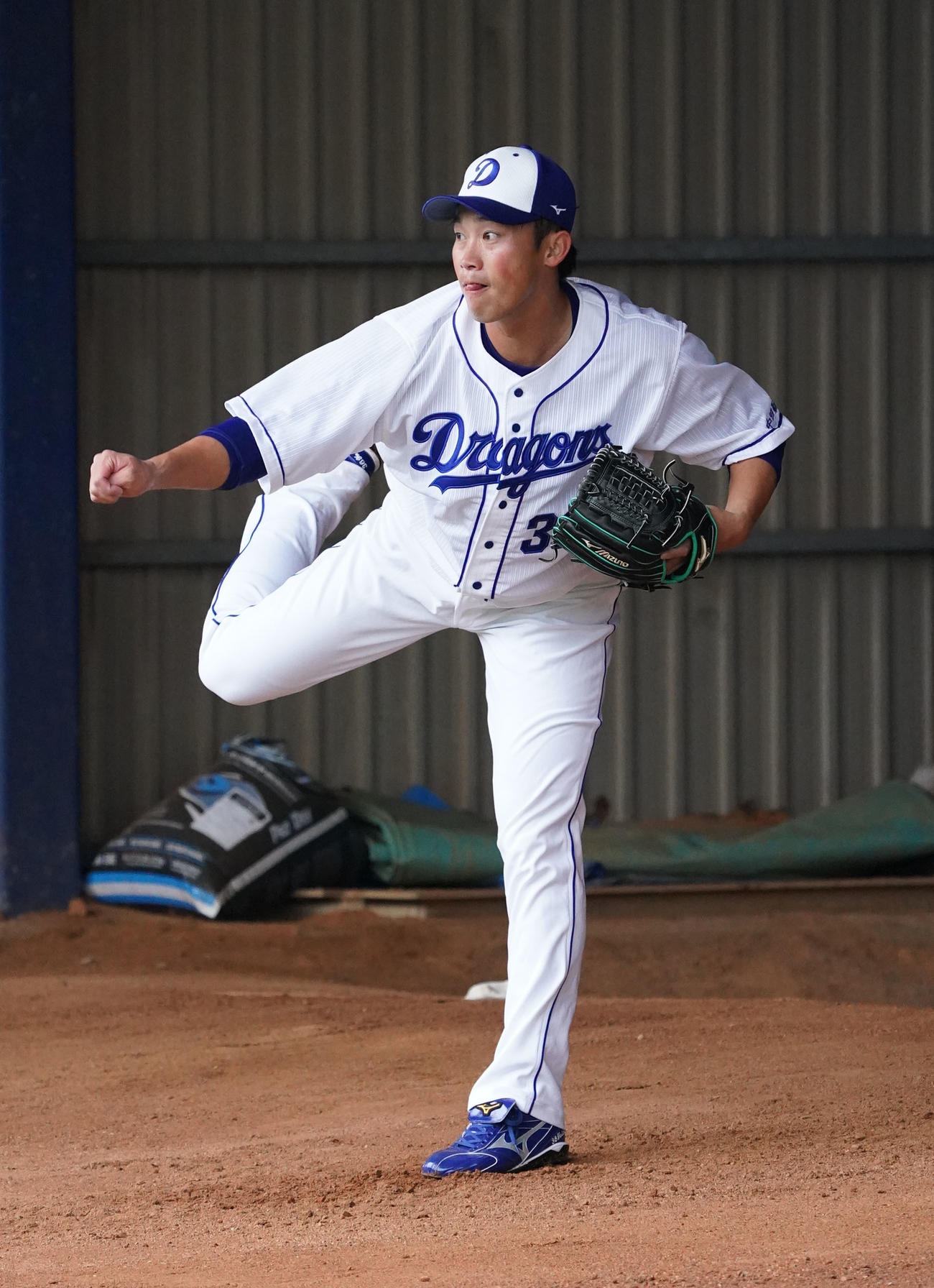 ブルペンで投球練習する岡野（撮影・森本幸一）