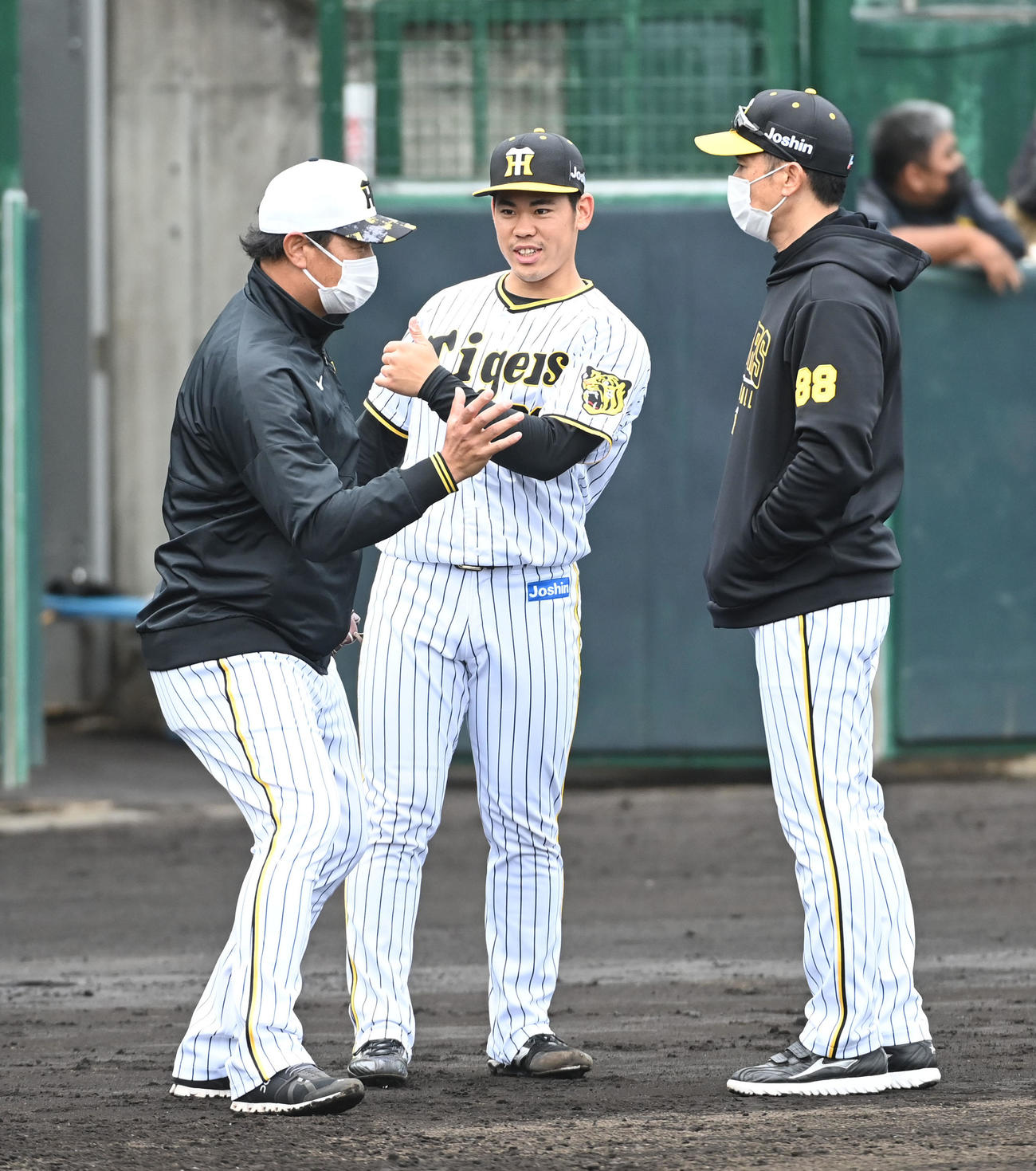 17日、鈴木（中央）は投内連係中に福原コーチ（左）、矢野監督の指導を受ける