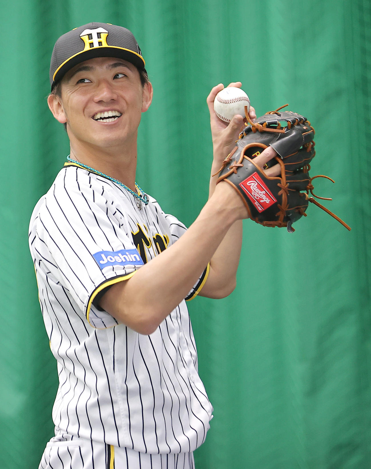 ブルペンで笑顔を見せる伊藤将