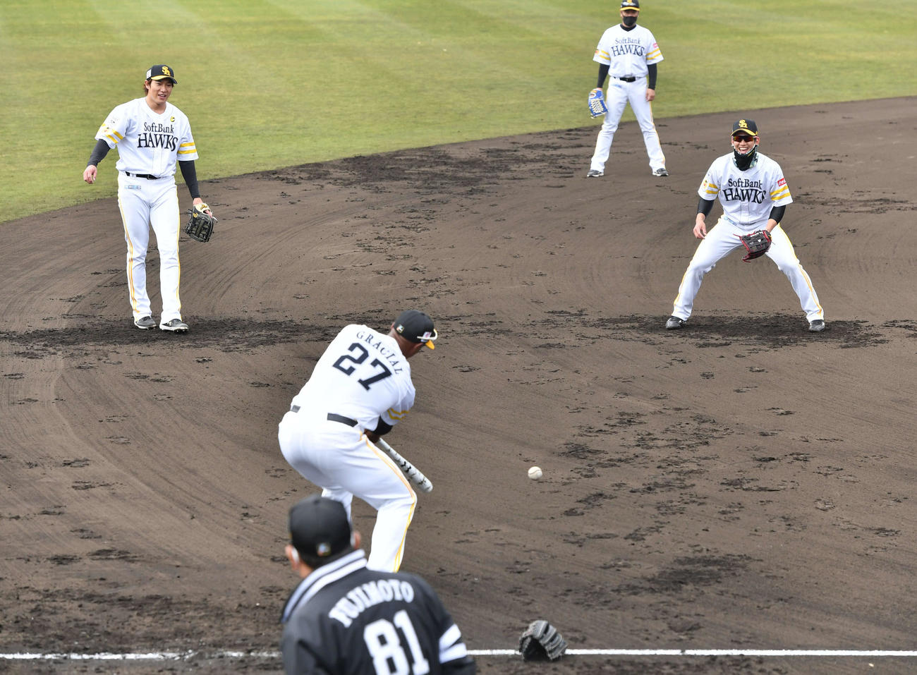 10日、藤本監督（手前）が見守る前でペッパーを行う柳田（左）、栗原（右）、グラシアル