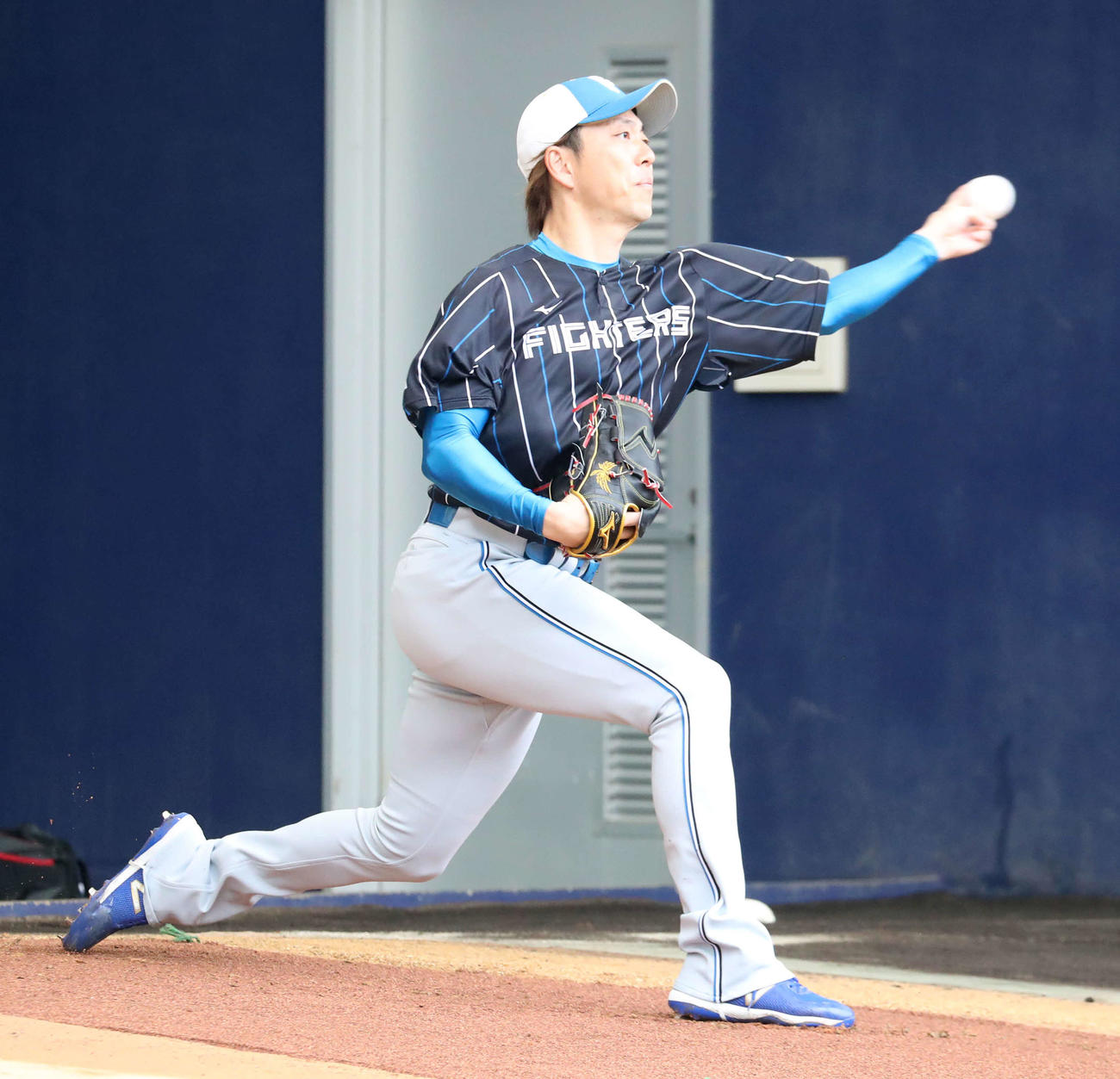 ブルペンで投球する日本ハム宮西（撮影・佐藤翔太）